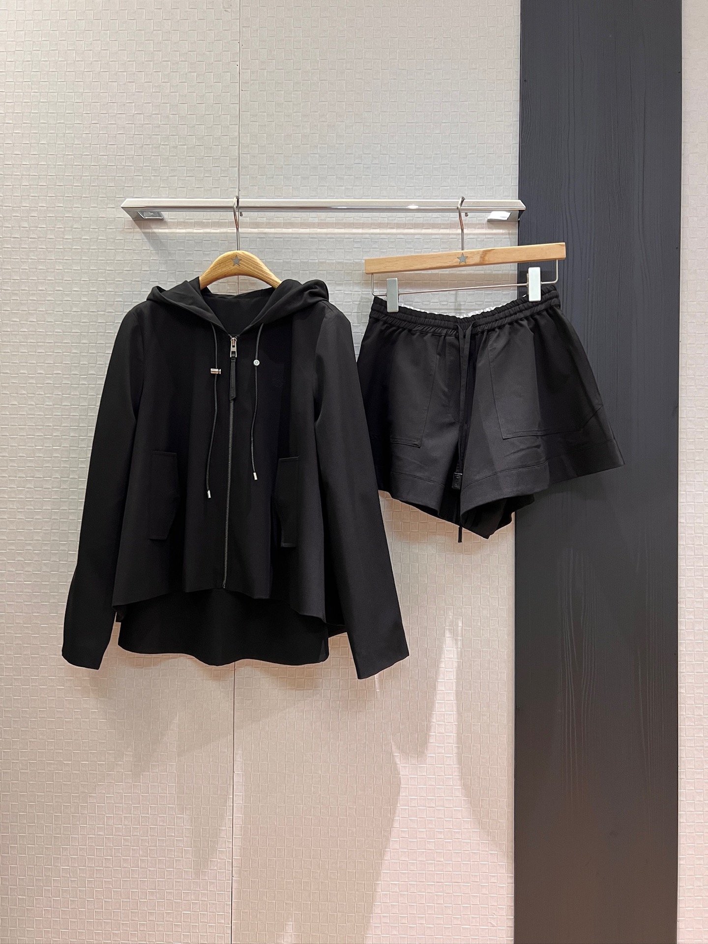 NO:434508,Jacket P shorts. New hooded A-line loose jacket A-line lotus leaf wide-leg skirt shorts embroidered classic logo badge shorts with shorts on the front and long on the back. Elastic waist design can be matched separately. Black and gray SML, skirts, shorts, jackets & coats,hats,alexander wang19860909外套 p短裤.新款连帽A字版型宽松外套A字荷叶阔腿裙裤短裤刺绣经典logo徽章 下摆前短后长 松紧腰设计 可分开搭配 黑色灰色 SML,,skirts,shorts,jackets & coats,hats,alexander wang,Women's clothing