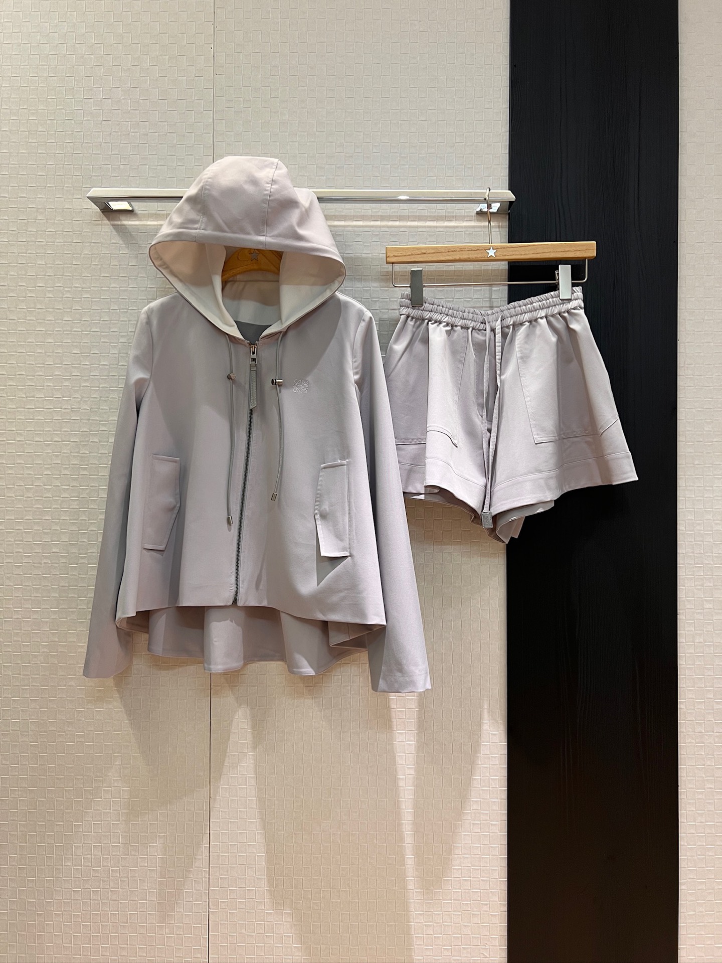NO:434512,Jacket P shorts New Hooded A-line Loose Jacket A-line Loose Leaf Broad Leaf Champion Shorts Embroidered Classic Logo Badge Shorts Front and Long Back Elastic Waist Design Can Be Separated Black Gray SML, Skirts, shorts, jackets & coats,hats,alexander wang19860909外套 p短裤新款连帽A字版型宽松外套A字荷叶阔腿裙裤短裤刺绣经典logo徽章 下摆前短后长 松紧腰设计 可分开搭配 黑色灰色 SML,,skirts,shorts,jackets & coats,hats,alexander wang,Women's clothing