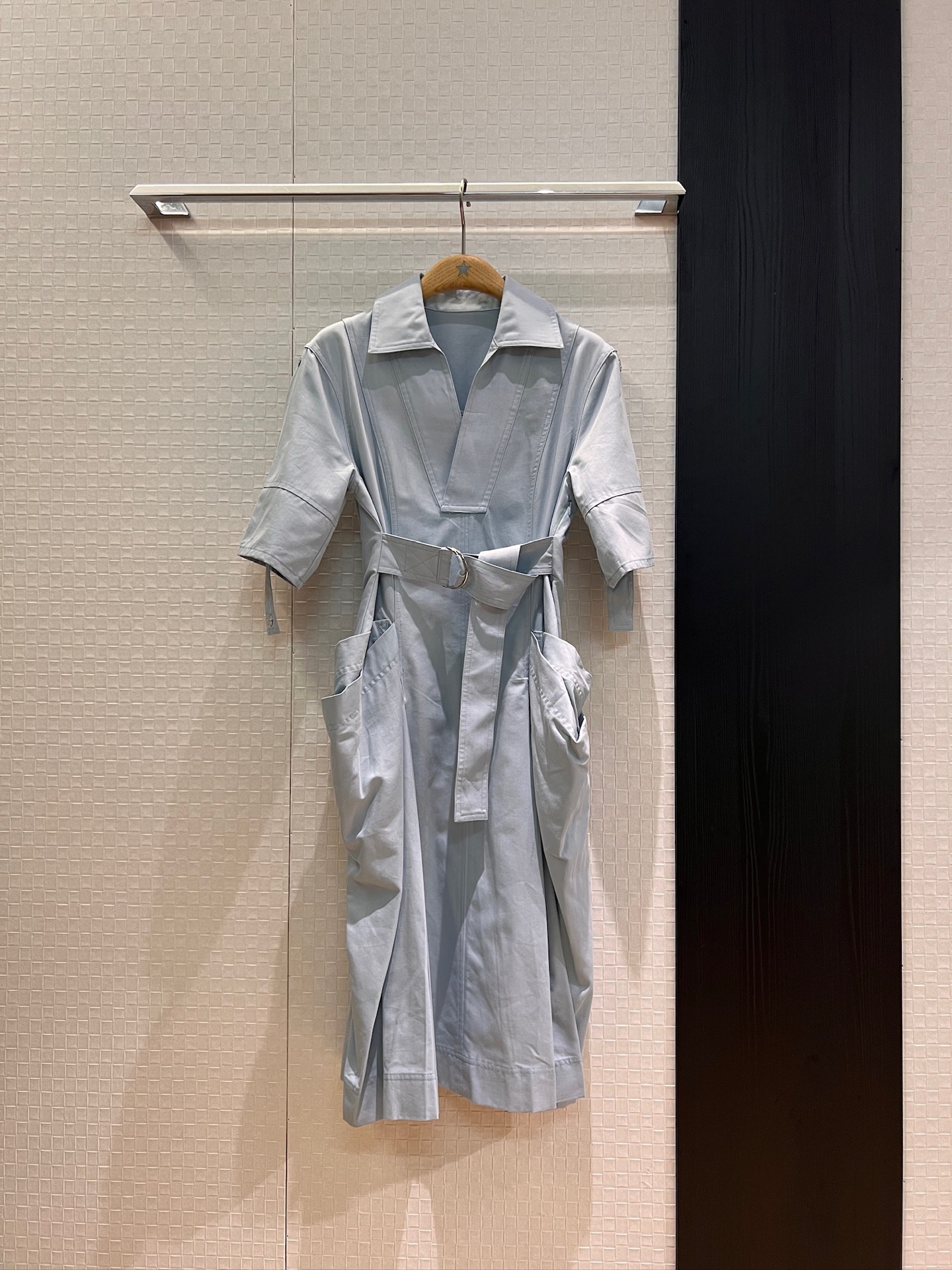 NO:434516,New style BV lapel V-neck large pocket decorative dress with wide-edged cuffs and belt waist slimming. The skirt hem is simple and casual. Blue and white SML, bottega veneta, skirts, alexander wang19860909新款来袭BV翻领V领大口袋装饰连衣裙 袖口宽边系带设计搭配腰带收腰显瘦 裙摆压褶简约休闲 蓝色白色 SML,,bottega veneta,skirts,alexander wang,Women's clothing