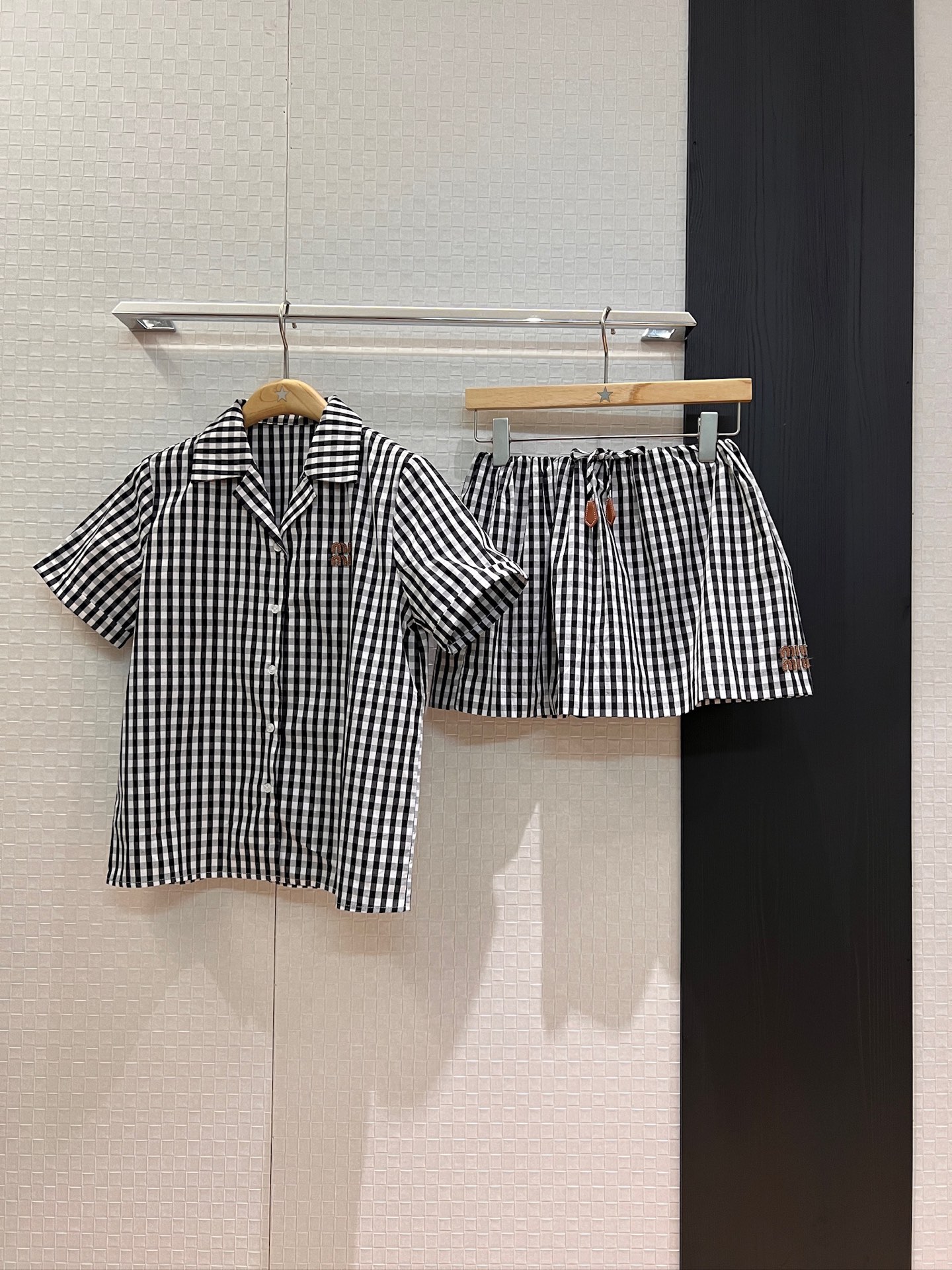 NO:434530,New style recommended retro black and white plaid suit, short shirt, elastic waist, short skirt, lining shorts, embroidered leather embroidered Miu letter logo college age reduction miu li miu air sweet and cute SML,,miumiu, skirts, shorts, alexander wang19860909新款推荐复古黑白格纹套装 短款衬衣松紧腰短半裙 内衬短裤 贴皮刺绣Miu字母logo学院减龄 miu里Miu气 甜美可爱 SML,,miumiu,skirts,shorts,alexander wang,Women's clothing