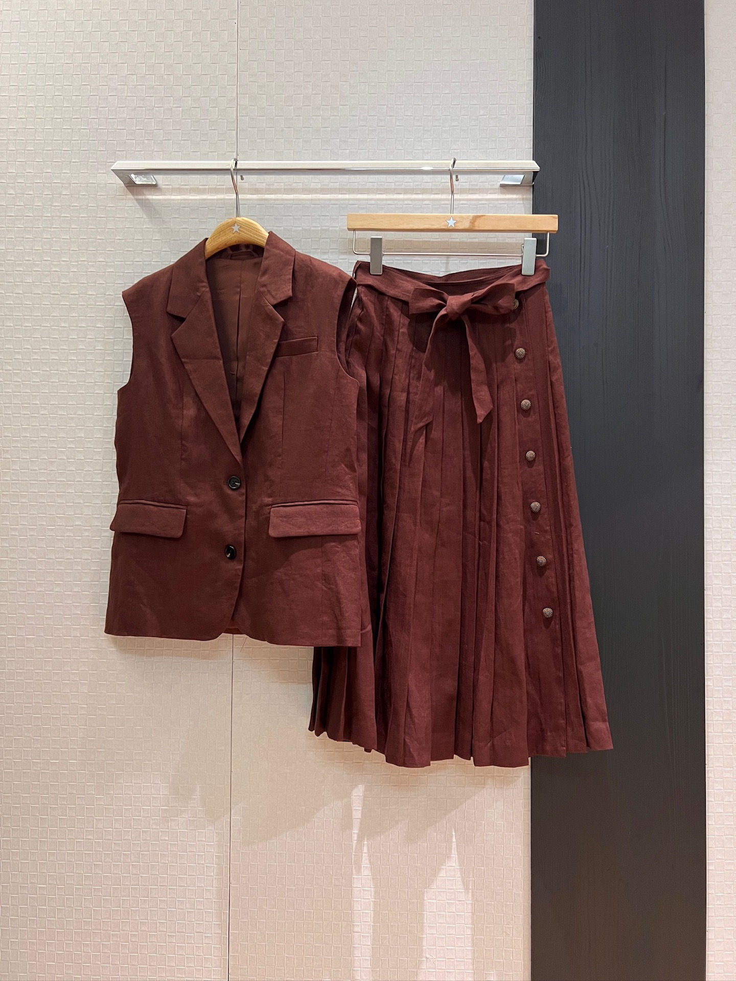 NO:434936,Vest Skirt New LP linen vest asymmetrical breasted linen pleated skirt Belt decoration lazy casual temperament must have aged vacation Coffee pink SML, loro piano, skirts, alexander wang19860909马甲 半裙新款LP亚麻马甲不对称排扣亚麻百褶半裙 系腰带装饰 慵懒休闲 气质减龄度假必备 咖色粉色 SML,,loro piana,skirts,alexander wang,Women's clothing