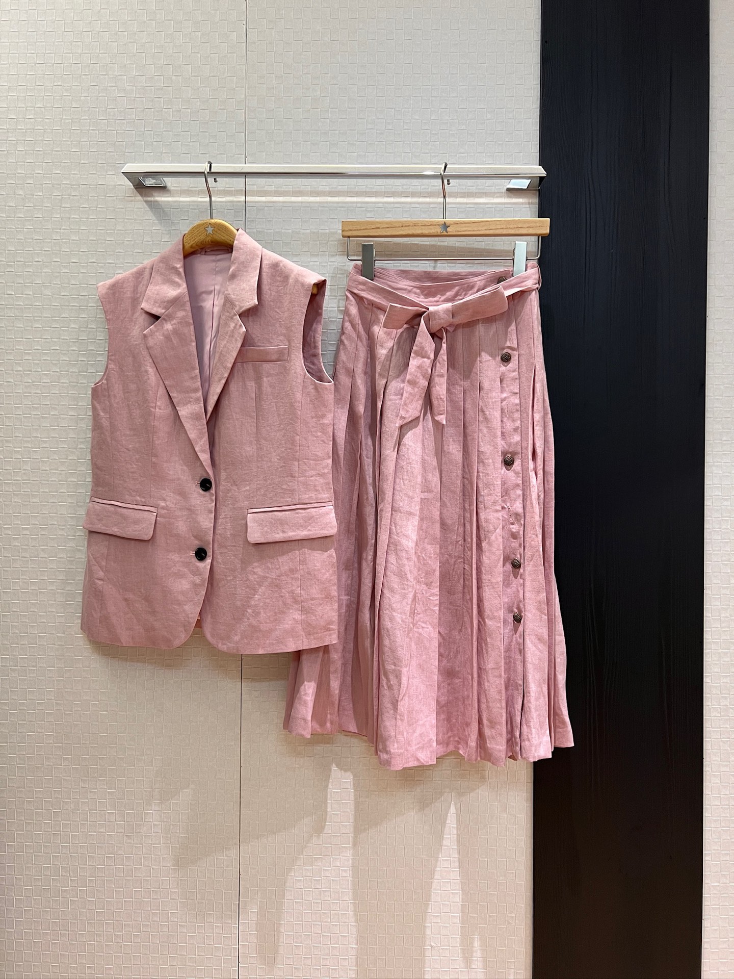 NO:434940,Vest Skirt New LP linen vest asymmetrical breasted linen pleated skirt Belt decoration lazy casual temperament must have aged vacation Coffee pink SML, loro piano, skirts, alexander wang19860909马甲 半裙新款LP亚麻马甲不对称排扣亚麻百褶半裙 系腰带装饰 慵懒休闲 气质减龄度假必备 咖色粉色 SML,,loro piana,skirts,alexander wang,Women's clothing