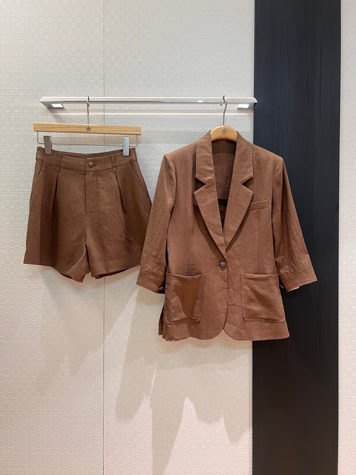 NO:434944,New style of LP old money suit mid-sleeved linen suit jacket linen suit shorts spliced ​​plaid cuffs loose and casual, capable commuting, brown white SML, loro piana, shorts, jackets & coats, business suit, alexander wang19860909新款来袭LP老钱套装 中袖亚麻西装外套亚麻西装短裤拼接格纹袖口 宽松休闲 干练通勤 咖色白色 SML,,loro piana,shorts,jackets & coats,business suit,alexander wang,Women's clothing