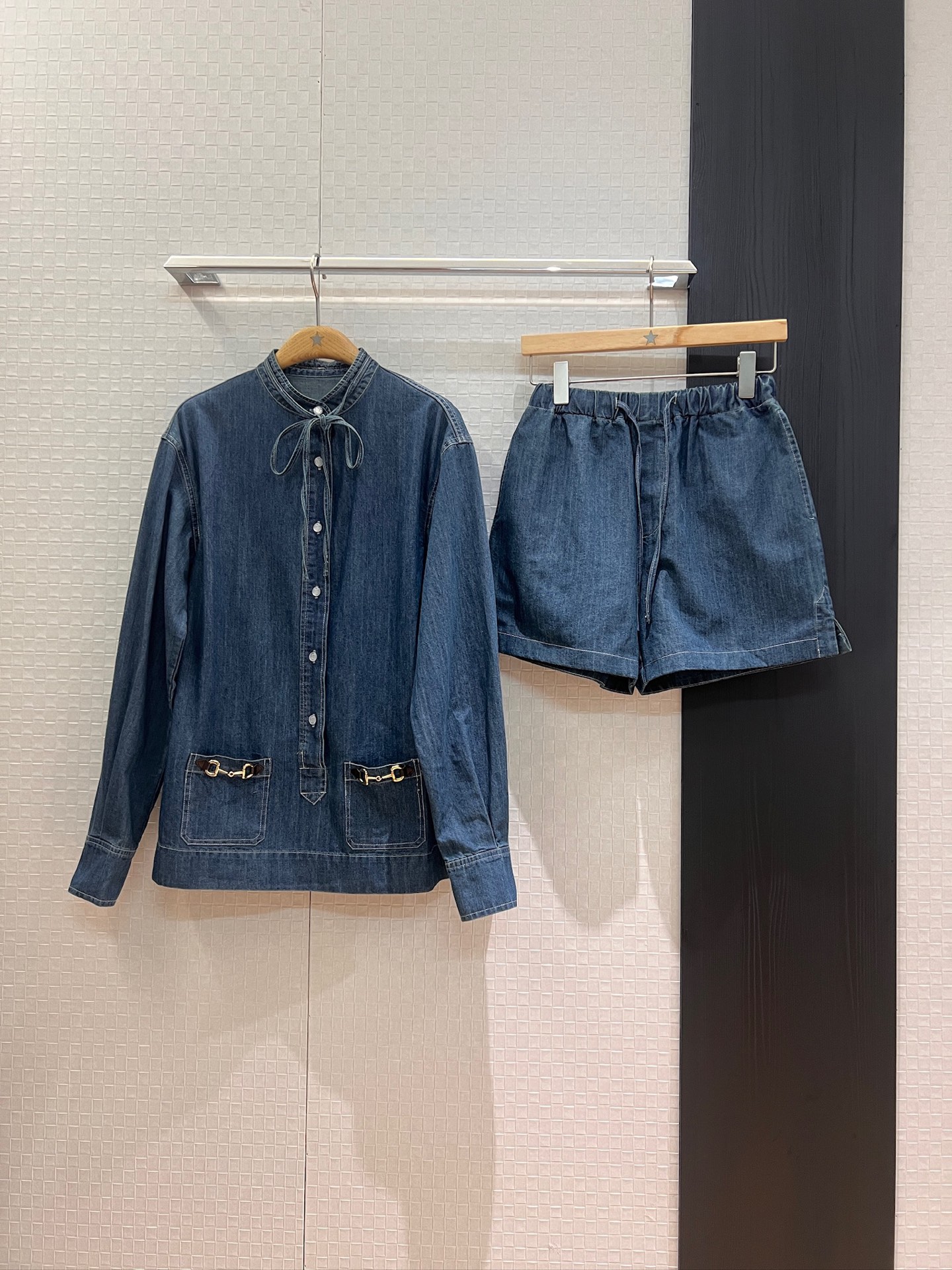 NO:434952,New lace-up decorative stand-collar denim suit horse tie-bar pocket denim shirt horse tie-bar elastic waist shorts casual vacation lazy age-reducing SML, shorts, alexander wang19860909新款系带装饰立领牛仔套装 马衔扣口袋牛仔衬衣马衔扣松紧腰短裤 休闲度假 慵懒减龄SML,,shorts,alexander wang,Women's clothing