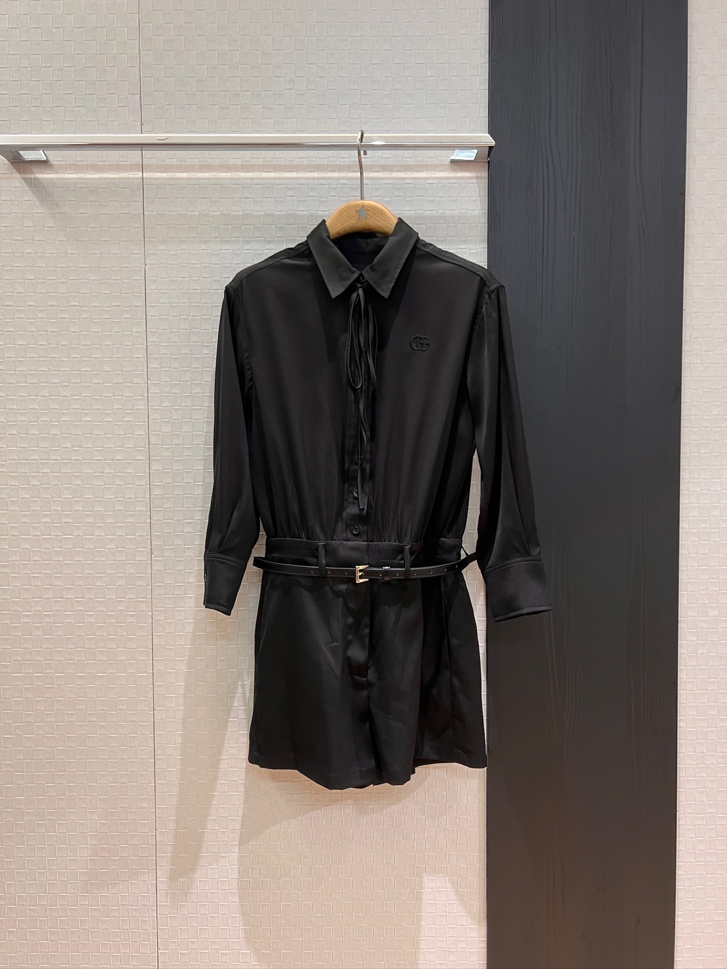 NO:434956,New horse-biting thin belt decoration, lapel long-sleeved jumpsuits, lace-up bow decoration, chest embroidered double G pockets, fashionable and modern age-reducing essentials SML, shorts, alexander wang19860909新款马衔扣细腰带装饰 翻领长袖连体短裤 系带蝴蝶结装饰 胸前刺绣双G两侧口袋 时尚摩登减龄必备 SML,,shorts,alexander wang,Women's clothing