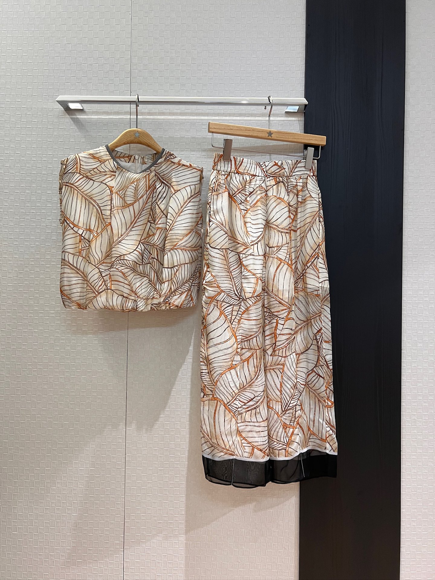 NO:434941,Tops New BC bead chain neckline decorative sleeveless waist top positioned printed wide-leg pants Elastic waist silk mulberry silk casual age-reducing commuting temperament S-XL, real silk, alexander wang19860909上衣 裤新款BC珠链领口装饰无袖收腰上衣定位印花阔腿裤 松紧腰真丝桑蚕丝 休闲减龄 通勤气质 S-XL,,real silk,alexander wang,Women's clothing