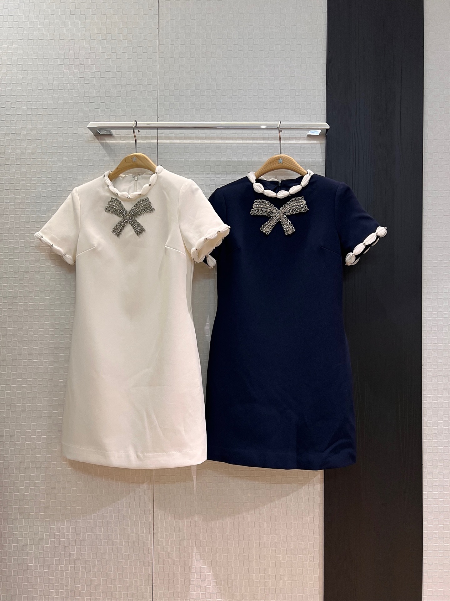 NO:434945,New heavy industry nail beads inlaid with diamond bow tie dress neckline handmade lace nail diamond three-dimensional tailoring waist, delicate and elegant temperament, sweet and age-reducing dark blue and white, skirts, alexander wang19860909新款重工钉珠镶钻蝴蝶结连衣裙领口手工花边钉钻 立体剪裁 收腰显瘦精致重优雅气质 甜美减龄 深蓝白色,,skirts,alexander wang,Women's clothing