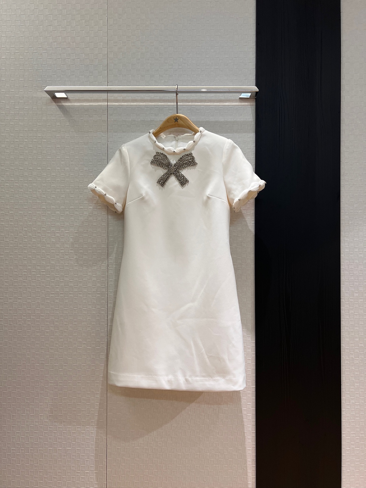 NO:434949,New heavy industry nail beads inlaid with diamond bow tie dress neckline handmade lace nail diamond three-dimensional tailoring waist, delicate and elegant temperament, sweet and age-reducing dark blue and white, skirts, alexander wang19860909新款重工钉珠镶钻蝴蝶结连衣裙领口手工花边钉钻 立体剪裁 收腰显瘦精致重优雅气质 甜美减龄 深蓝白色,,skirts,alexander wang,Women's clothing