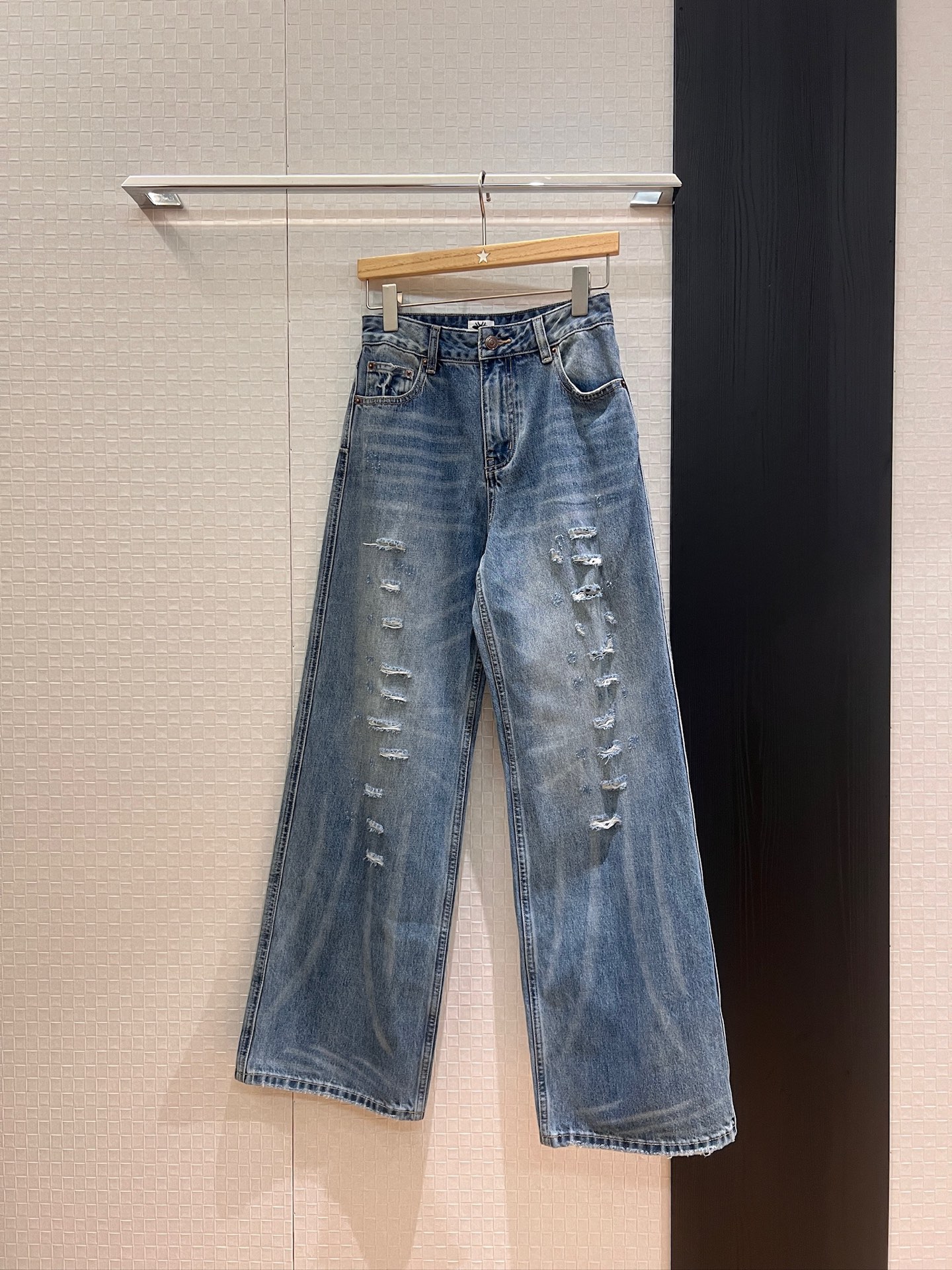 NO:434953,New style rushing catwalk style positioning ripped denim wide-leg pants logo hand-sewn leather label decoration sweet and cool casual age-reducing versatile 26-29,,alexander wang19860909新款冲冲走秀款 定位洗水破洞牛仔阔腿裤logo手缝皮标装饰 甜酷休闲 减龄百搭26-29,,alexander wang,Women's clothing