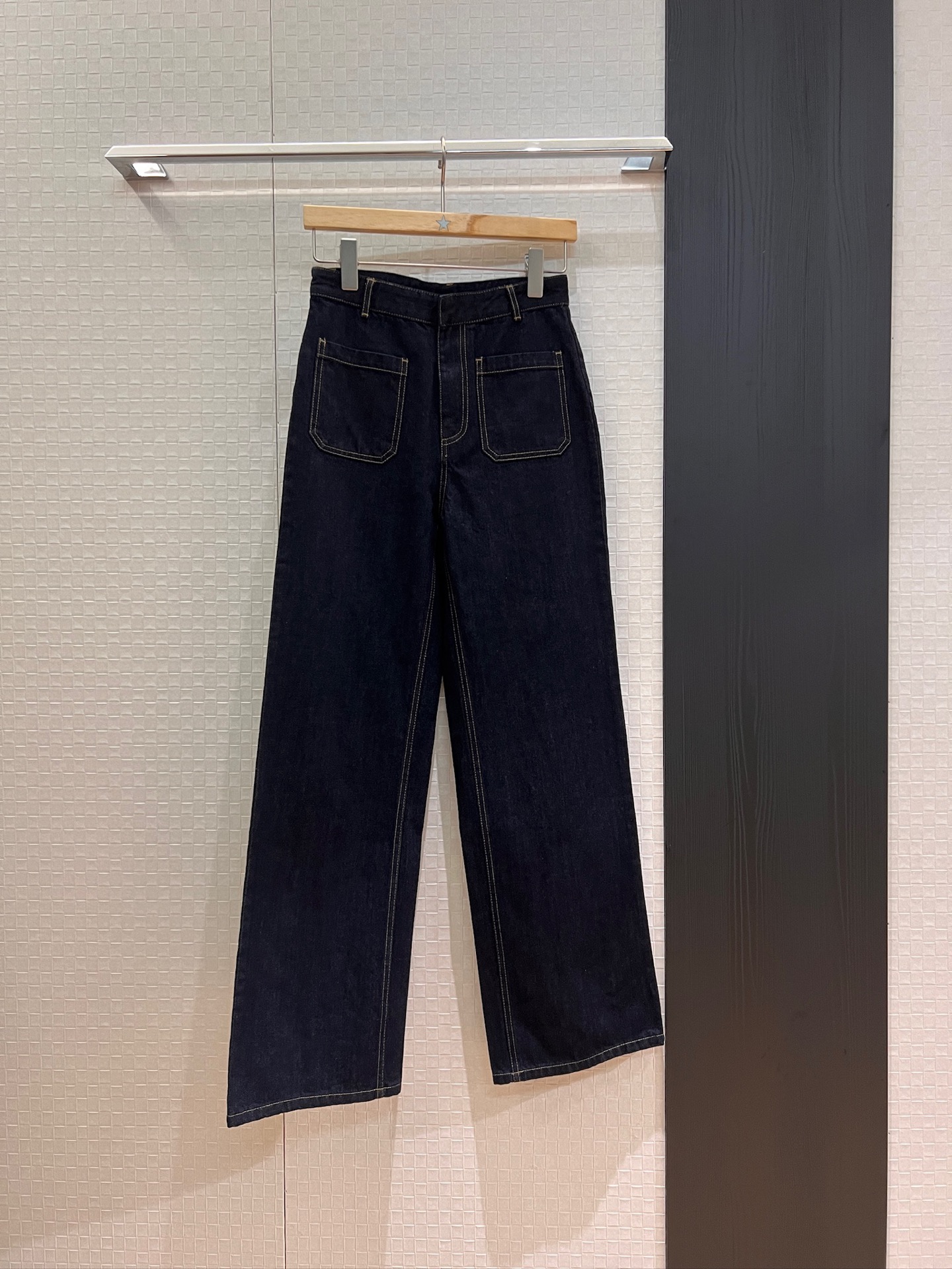 NO:434957,New style recommended dark blue original color straight jeans, wide-leg pants, square pocket design, slim and slim, temperament and versatile logo tag decoration SML, jeans, alexander wang19860909新款推荐深蓝原色直筒牛仔裤 阔腿裤贴布方形口袋设计修身显瘦 气质百搭 logo标签装饰 SML,,jeans,alexander wang,Women's clothing