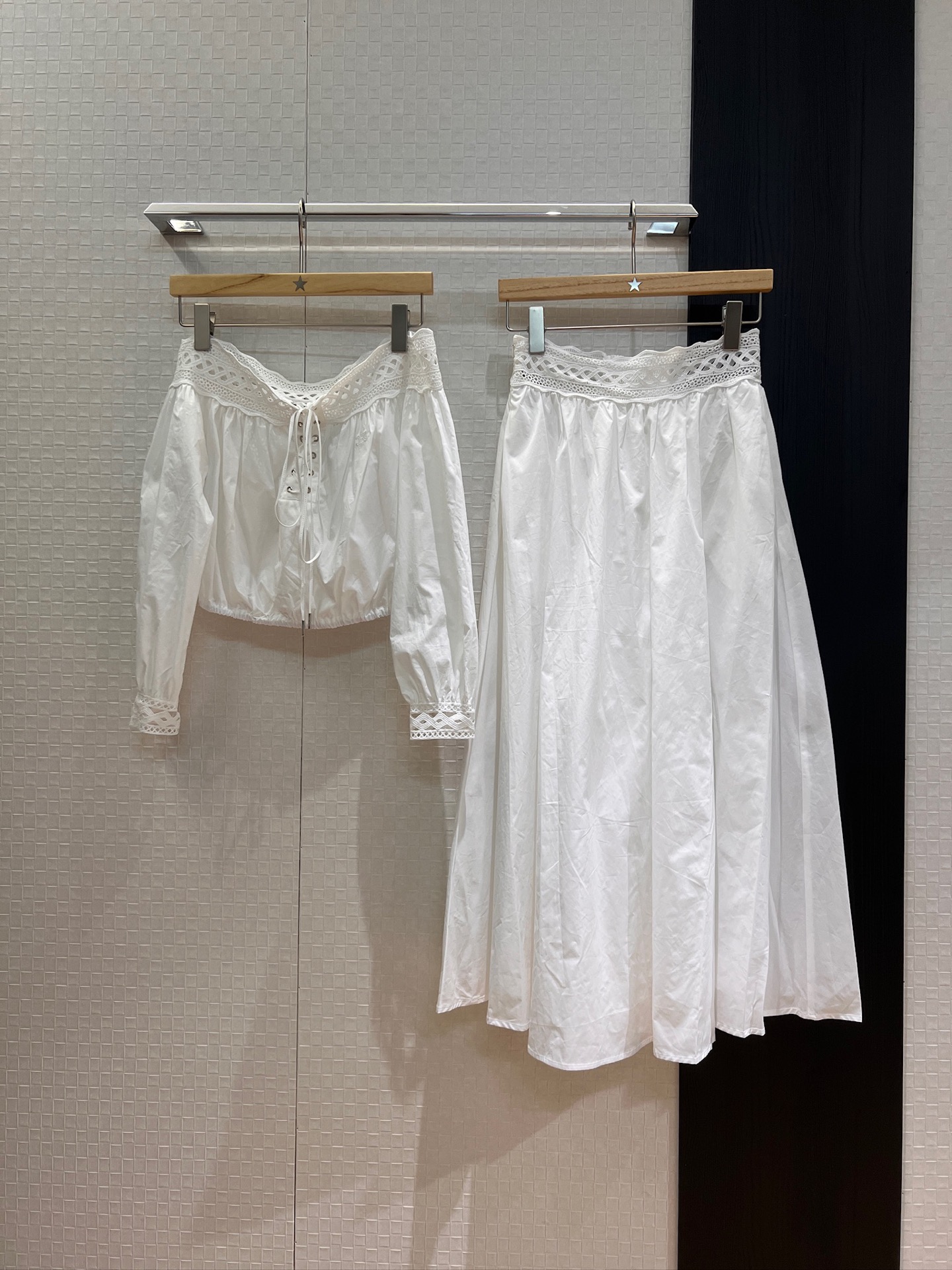 NO:435349,New custom hollow lace spliced ​​skirt, vacation and casual pockets on both sides, paired with a one-collar top, temperament and age-reducing SML skirt, skirts, skirts, alexander wang19860909新款定制镂空蕾丝拼接半裙 度假休闲两侧口袋 搭配一字领上衣 气质减龄SML 半裙,,skirts,alexander wang,Women's clothing
