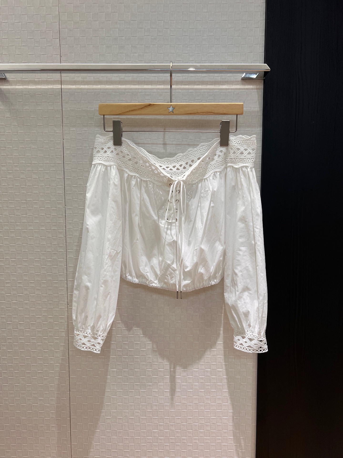 NO:435345,Top Skirt. New one-length spliced ​​lace-edged off-shoulder short top, chest lace design decorates the hem with elastic waist, wear the same skirt for vacation and casual, sweet and cute SML, skirts, alexander wang19860909上衣 半裙.新款一字领拼接蕾丝边露肩短款上衣 胸前系带设计装饰下摆松紧收腰 搭同款半裙度假休闲 甜美可爱 SML,,skirts,alexander wang,Women's clothing