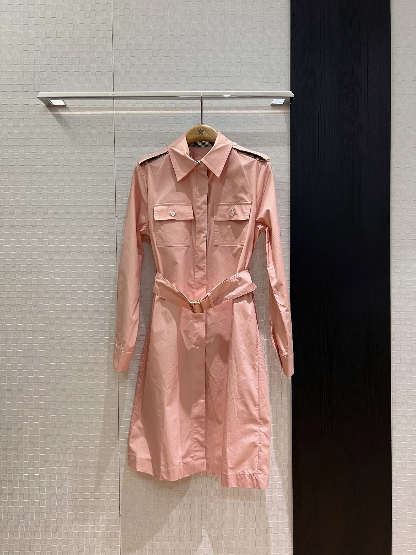 NO:435353,New style of ejection stamp design decoration Classic checked shirt dress with chest pocket decoration Sleeves can be strapped and adjusted, belt tucked waist to make you look slim, fashionable slim commuting temperament Pink and white SML, skirts, alexander wang19860909新款来袭肩章设计装饰 经典格纹拼接衬衣裙连衣裙胸前口袋装饰 袖子可系带调节 系腰带收腰显瘦 时尚修身通勤气质 粉色白色 SML,,skirts,alexander wang,Women's clothing