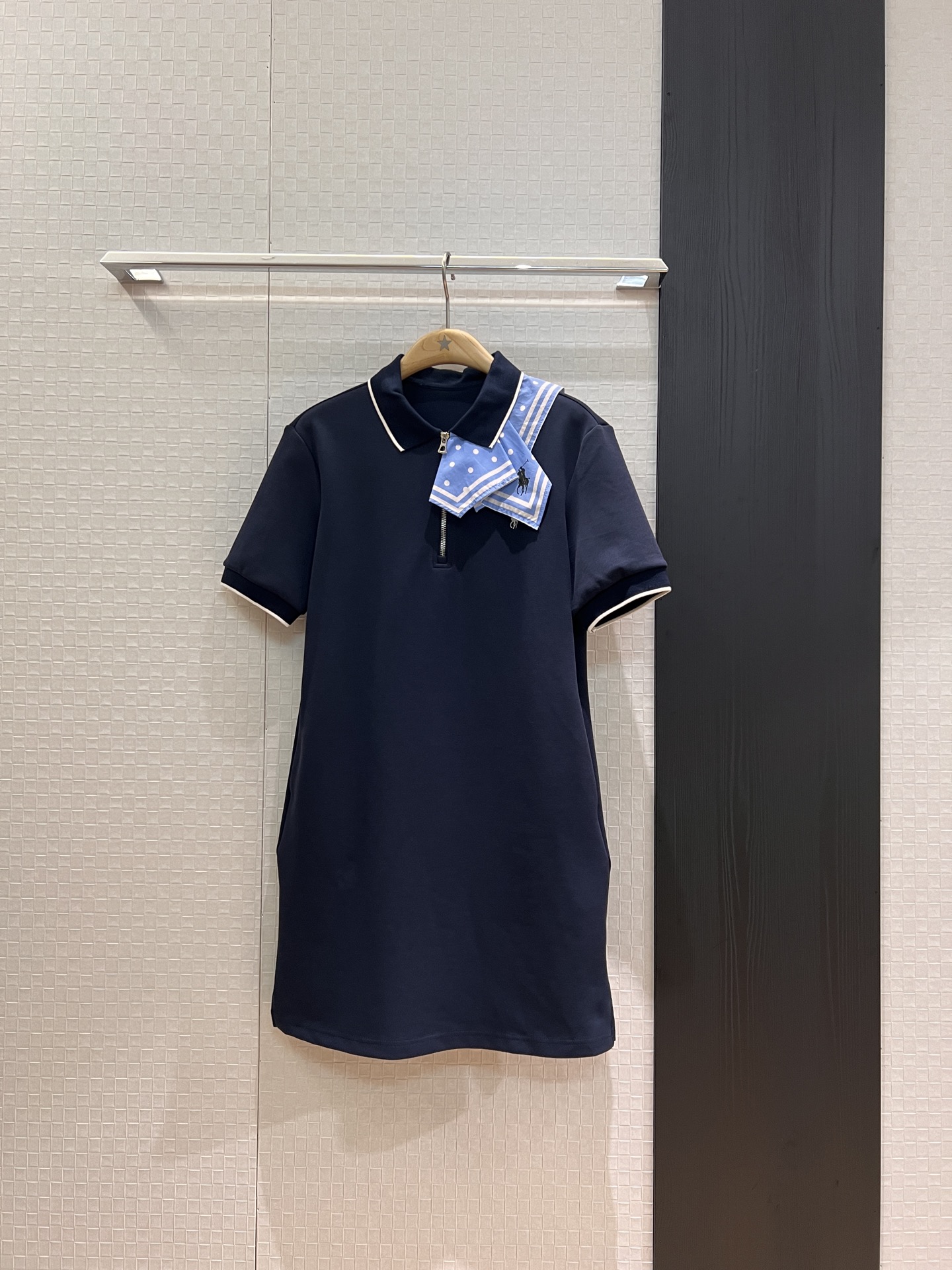 NO:435350,New pony embroidery logo spliced ​​polka dot scarf decorative polo dress with pocket skirts on both sides lazy and casual vacation age-reducing slim fit and slim navy white SML, skirts, alexander wang19860909新款小马刺绣logo拼接波点丝巾装饰polo连衣裙 两侧有口袋裙摆开叉 慵懒休闲 度假减龄 修身显瘦藏青白色 SML,,skirts,alexander wang,Women's clothing