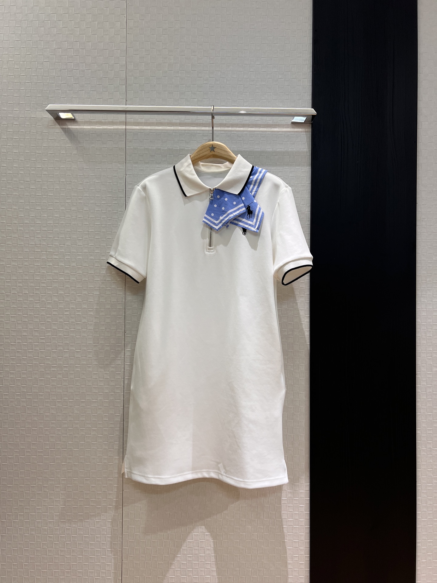 NO:435354,New pony embroidery logo spliced ​​polka dot scarf decorative polo dress with pocket skirts on both sides lazy and casual vacation age-reducing slim fit and slim navy white SML, skirts, alexander wang19860909新款小马刺绣logo拼接波点丝巾装饰polo连衣裙 两侧有口袋裙摆开叉 慵懒休闲 度假减龄 修身显瘦藏青白色 SML,,skirts,alexander wang,Women's clothing