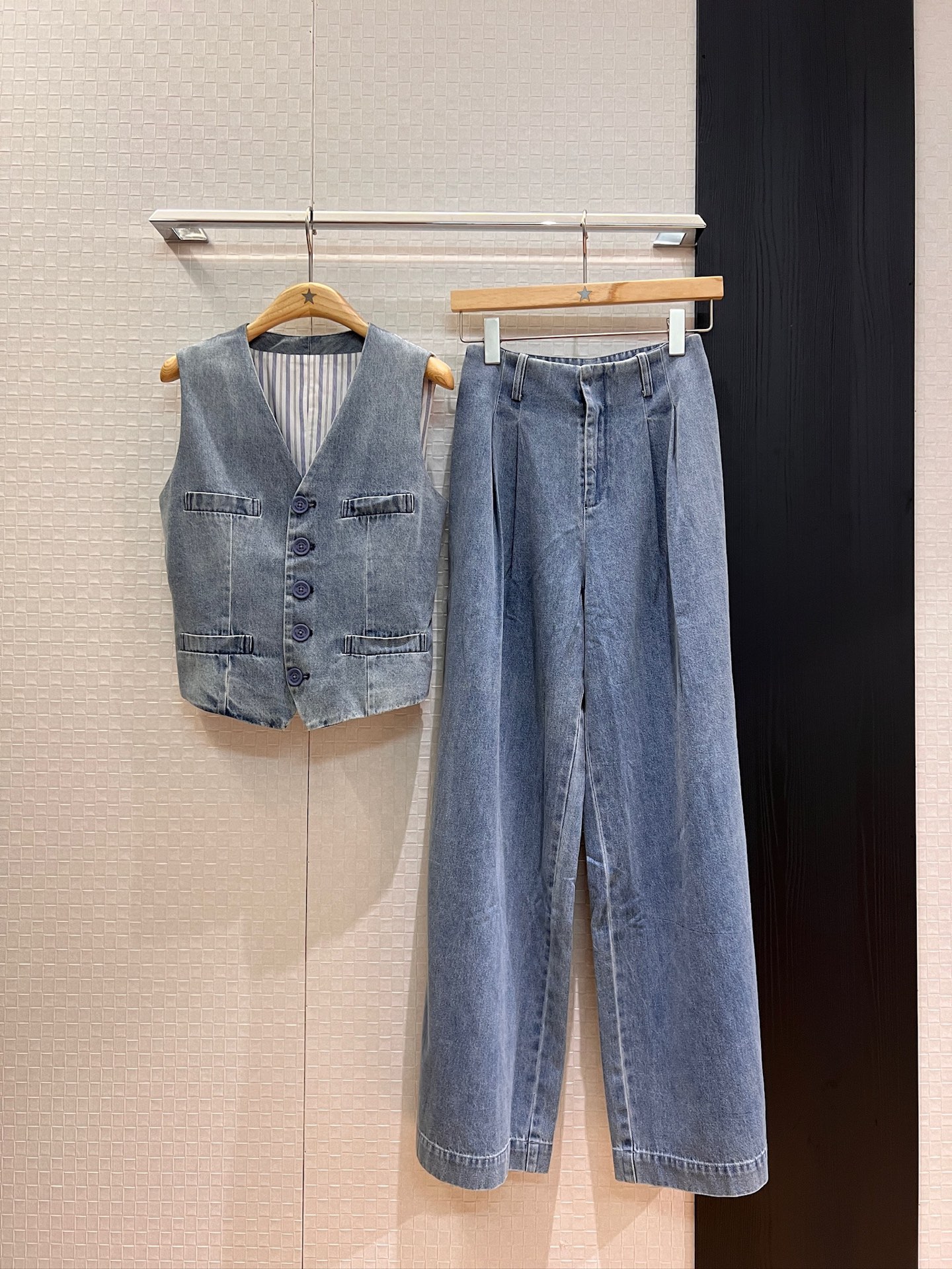 NO:435363,New old money style, wash cowboy V-neck vest, wash cowboy wide-leg pants, spliced ​​stripes behind, lazy old money style, fashionable commuting, vacation and casual, slim fit and slim, can be worn with the same denim suit, three-piece set, SML vest, business suit, alexander wang19860909新款老钱风 洗水牛仔V领马甲洗水牛仔阔腿裤背后拼接条纹 慵懒老钱风 时尚通勤 度假休闲 修身显瘦 可搭同款牛仔西装 三件套 SML 马甲,,business suit,alexander wang,Women's clothing