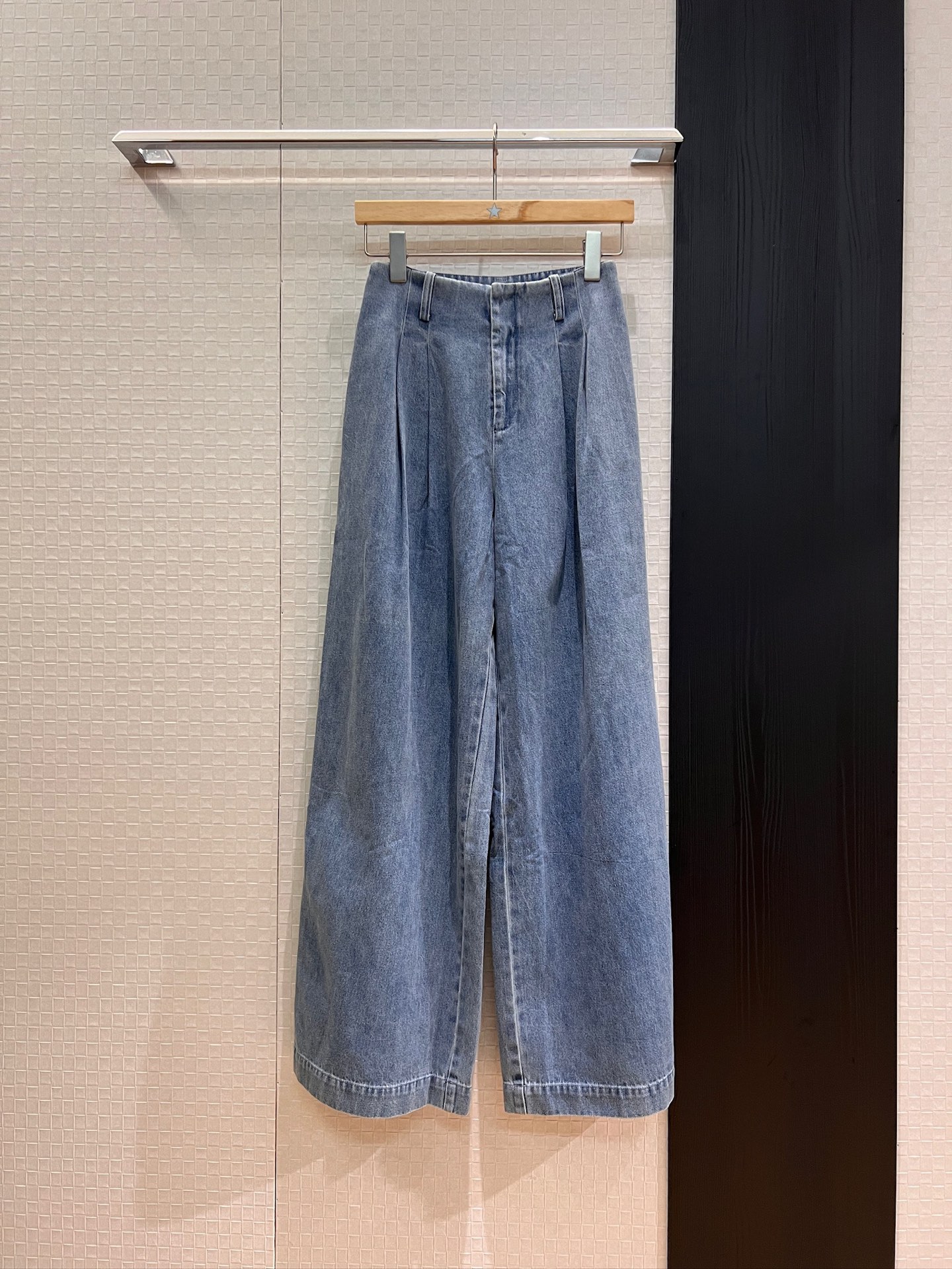 NO:435369,New old money style, wash cowboy V-neck vest, wash cowboy wide-leg pants, spliced ​​stripes behind, lazy old money style, fashionable commuting, vacation and casual, slim fit and slim, can be worn with the same denim suit, three-piece set, SML pants, business suit, alexander wang19860909新款老钱风 洗水牛仔V领马甲洗水牛仔阔腿裤背后拼接条纹 慵懒老钱风 时尚通勤 度假休闲 修身显瘦 可搭同款牛仔西装 三件套 SML 裤子,,business suit,alexander wang,Women's clothing