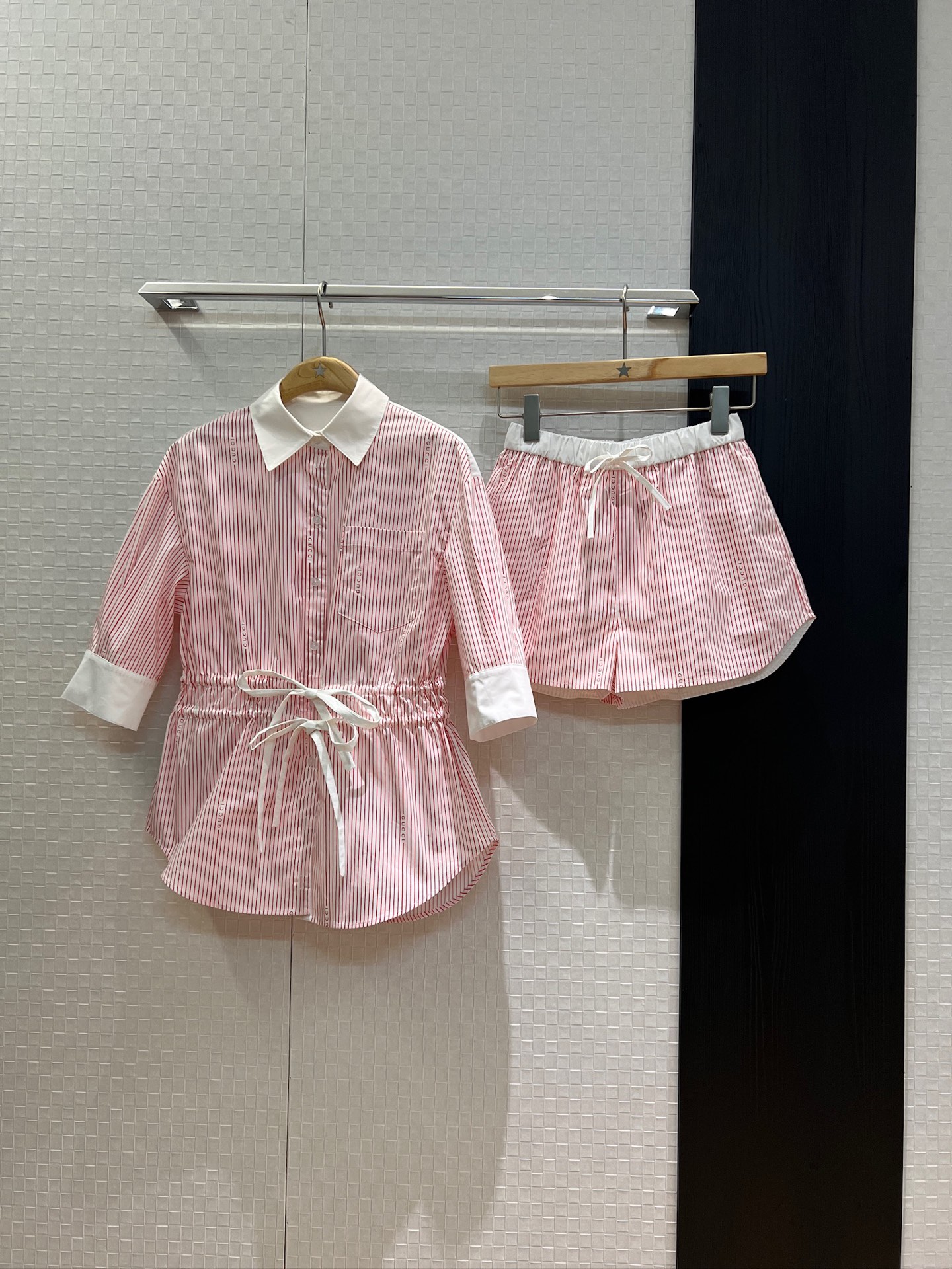 NO:435403,New positioning logo striped mid-sleeved shirt waist drawstring waist decoration, irregular hem can be worn with the same shorts, skirt, loose and casual, temperament and age-reducing SML, skirts, shorts, alexander wang19860909新款定位logo条纹中袖衬衣腰围抽绳收腰装饰 不规则下摆可搭同款短裤 半裙 宽松休闲 气质减龄 SML,,skirts,shorts,alexander wang,Women's clothing