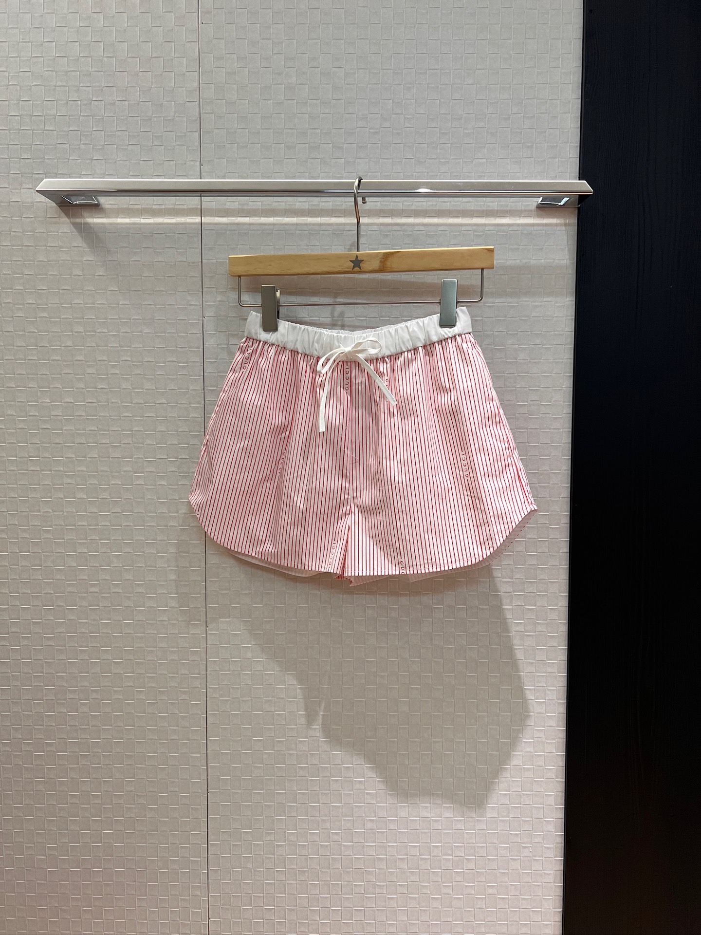 NO:435358,New positioning logo striped color-blocked elastic waist shorts waistline decoration A-shaped style can be matched with the same shirt casual and age-reducing SML, shorts, alexander wang19860909新款定位logo条纹拼色松紧腰短裤腰围抽绳装饰 A字版型可搭同款衬衣 休闲减龄 SML,,shorts,alexander wang,Women's clothing