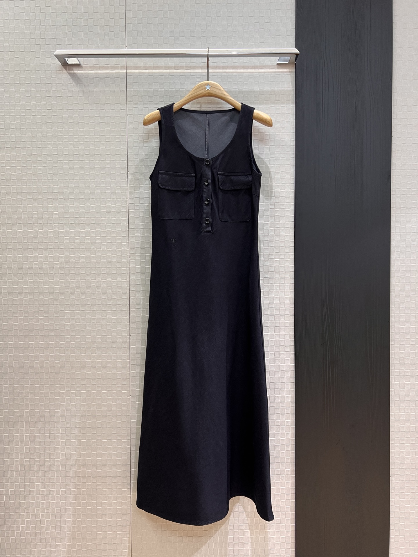 NO:435756,New U-neck vest denim long skirt dress, chest flip pocket embroidery CD bee, slim and simple and casual, temperament and age-reducing SML, skirts, alexander wang19860909新款U领背心牛仔长裙连衣裙 胸前翻盖口袋刺绣CD小蜜蜂 修身显瘦简约休闲 气质减龄 SML,,skirts,alexander wang,Women's clothing