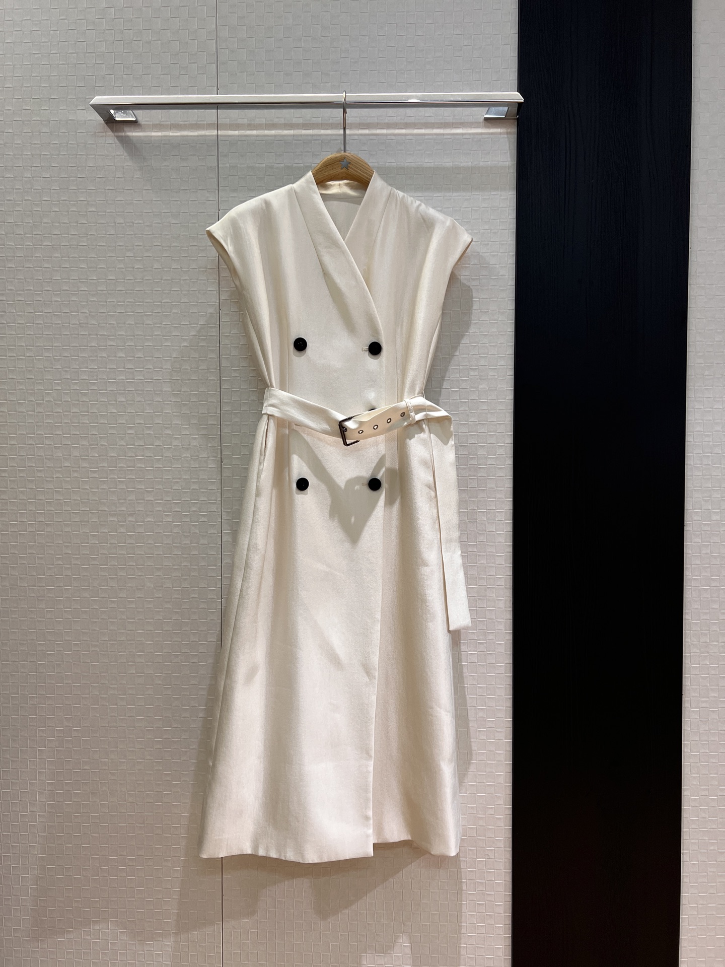 NO:435753,New style of rushing stand-up collar V-neck minimalist front double-breasted design, shoulder-falling vested wool dress, long skirt tie belt waist with pockets on both sides of waist Elegant temperament Black red and white S-XL, skirts, alexander wang19860909新款冲冲立领V领极简前襟双排扣设计 落肩坎肩丝毛连衣裙 长裙系腰带收腰两侧有口袋 优雅气质 黑色红色白色 S-XL,,skirts,alexander wang,Women's clothing