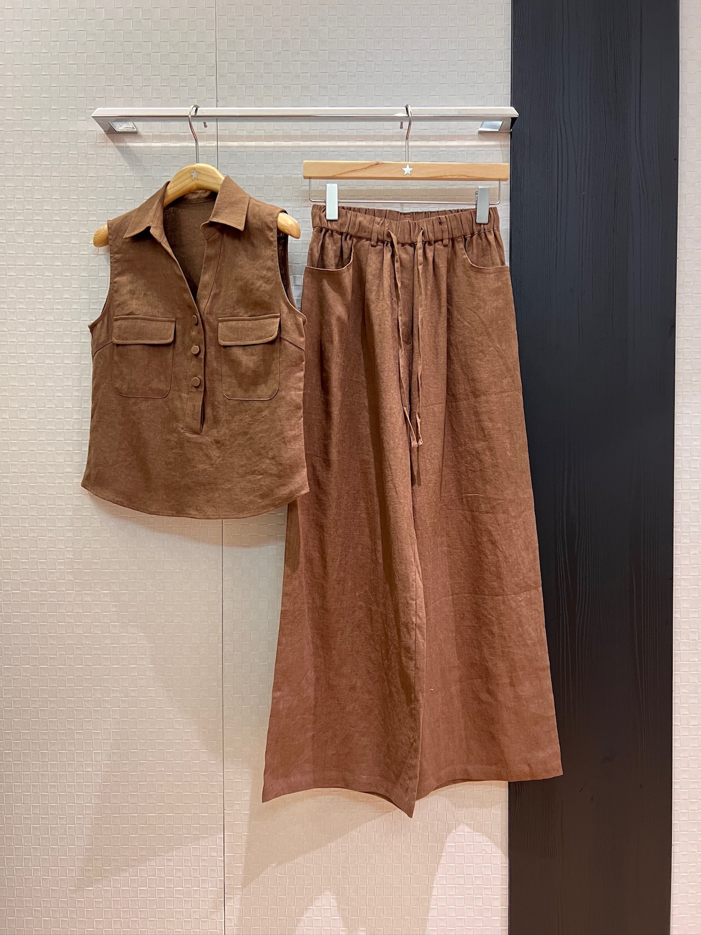 NO:435762,New LP old money style lapel linen V-neck vest top elastic waist linen wide-leg pants chest flip pocket decoration lazy old money style fashion commuting vacation and leisure slim fit original hemp color brown SML, loro piana, alexander wang19860909新款LP老钱风 翻领亚麻V领背心上衣松紧腰亚麻阔腿裤胸前翻盖口袋装饰 慵懒老钱风 时尚通勤 度假休闲 修身显瘦 原麻色咖色 SML,,loro piana,alexander wang,Women's clothing