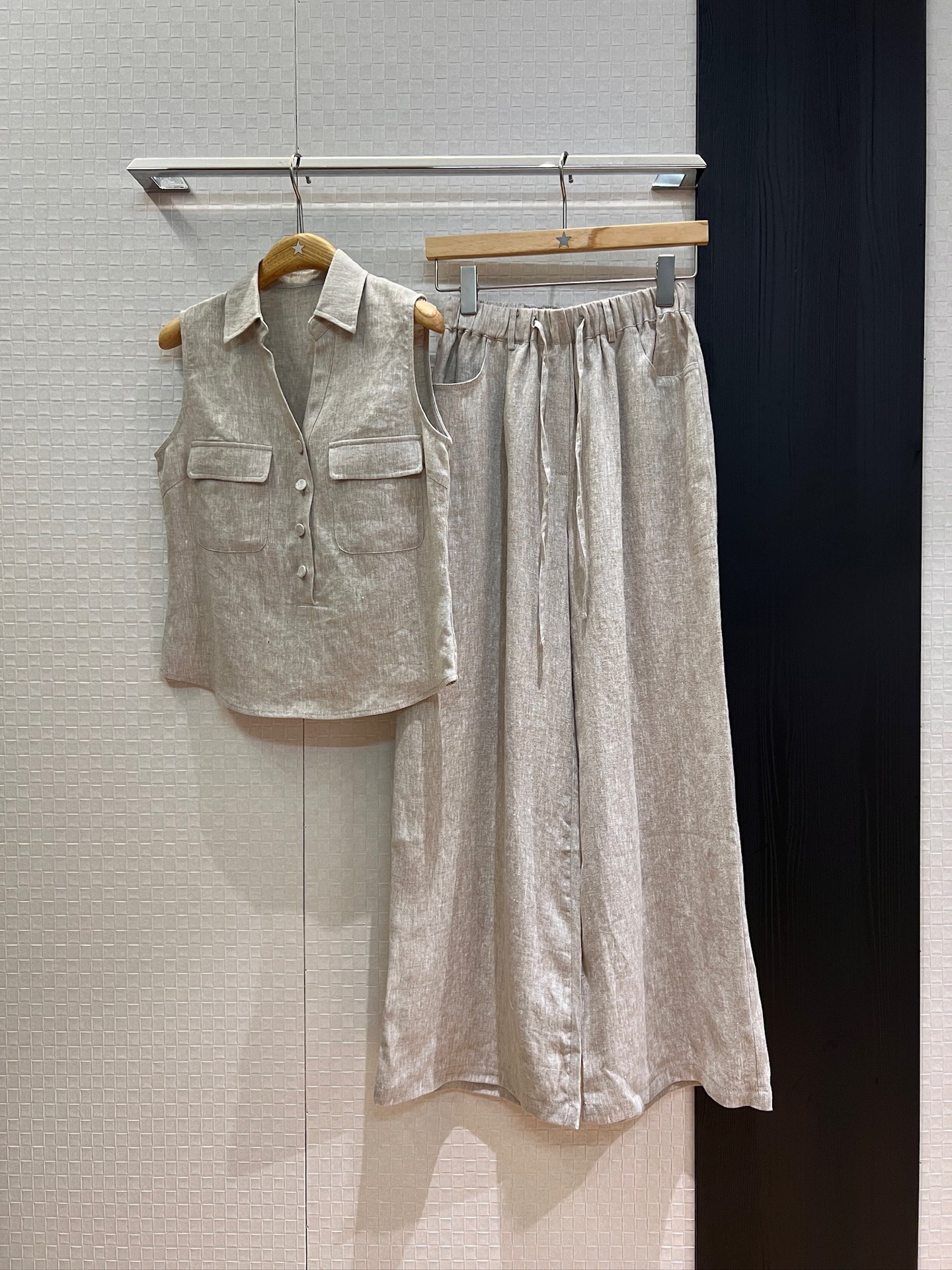 NO:435768,New LP old money style lapel linen V-neck vest top elastic waist linen wide-leg pants chest flip pocket decoration lazy old money style fashion commuting vacation and leisure slim fit original hemp color brown SML, loro piana, alexander wang19860909新款LP老钱风 翻领亚麻V领背心上衣松紧腰亚麻阔腿裤胸前翻盖口袋装饰 慵懒老钱风 时尚通勤 度假休闲 修身显瘦 原麻色咖色 SML,,loro piana,alexander wang,Women's clothing