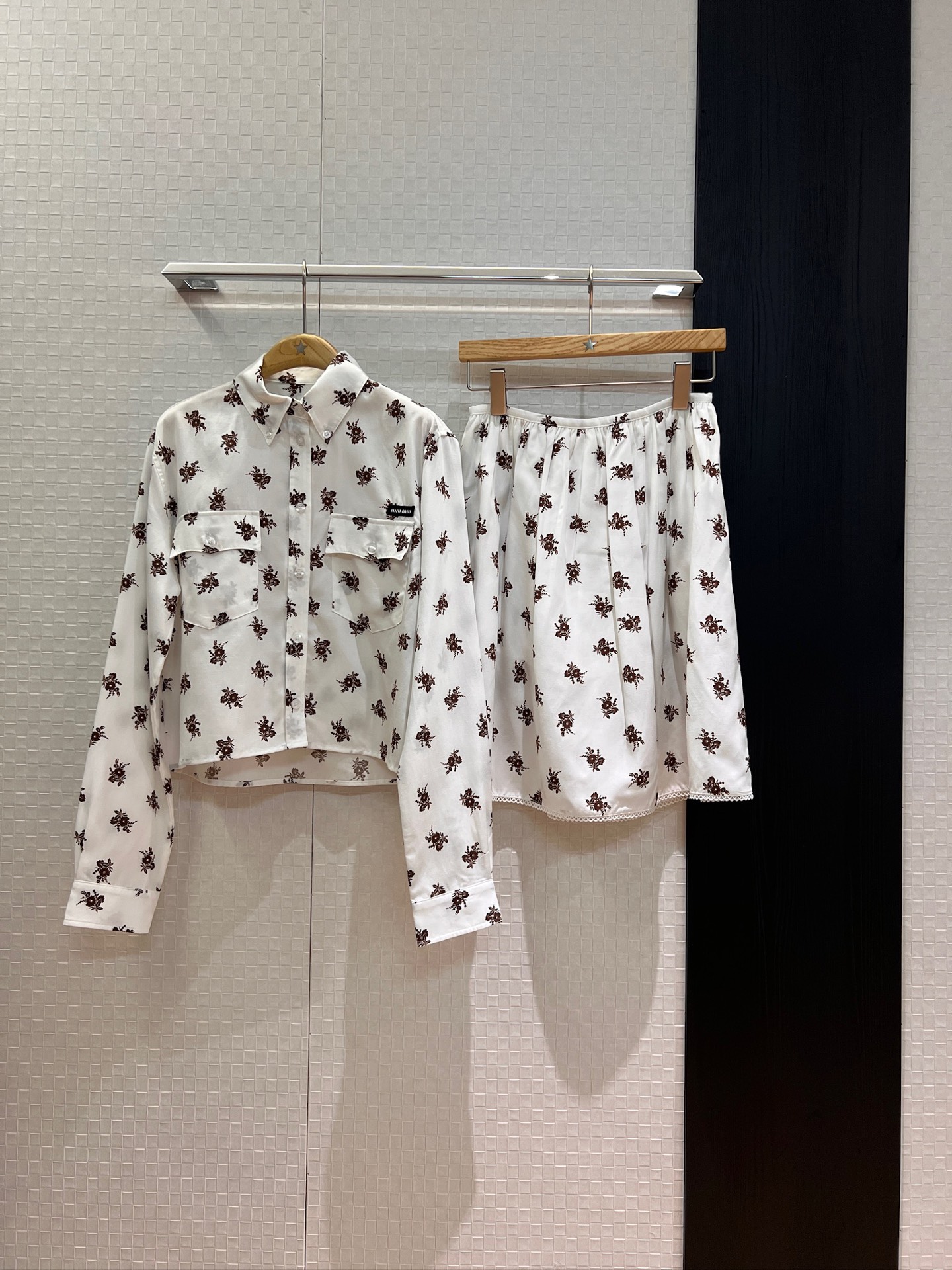 NO:435745,Top, new style of skirt, same style as stars, lace decoration, printed short long-sleeved shirt, miu style lace skirt, small logo label, chest work pocket decoration, college age reduction, casual and versatile, red brown, SML,,miumiu, skirts, alexander wang19860909上衣 半裙新款明星同款 蕾丝花边装饰 印花短款长袖衬衣miu式花边半裙 小logo标签 胸前工装口袋装饰学院减龄 休闲百搭 红色咖色 SML,,miumiu,skirts,alexander wang,Women's clothing