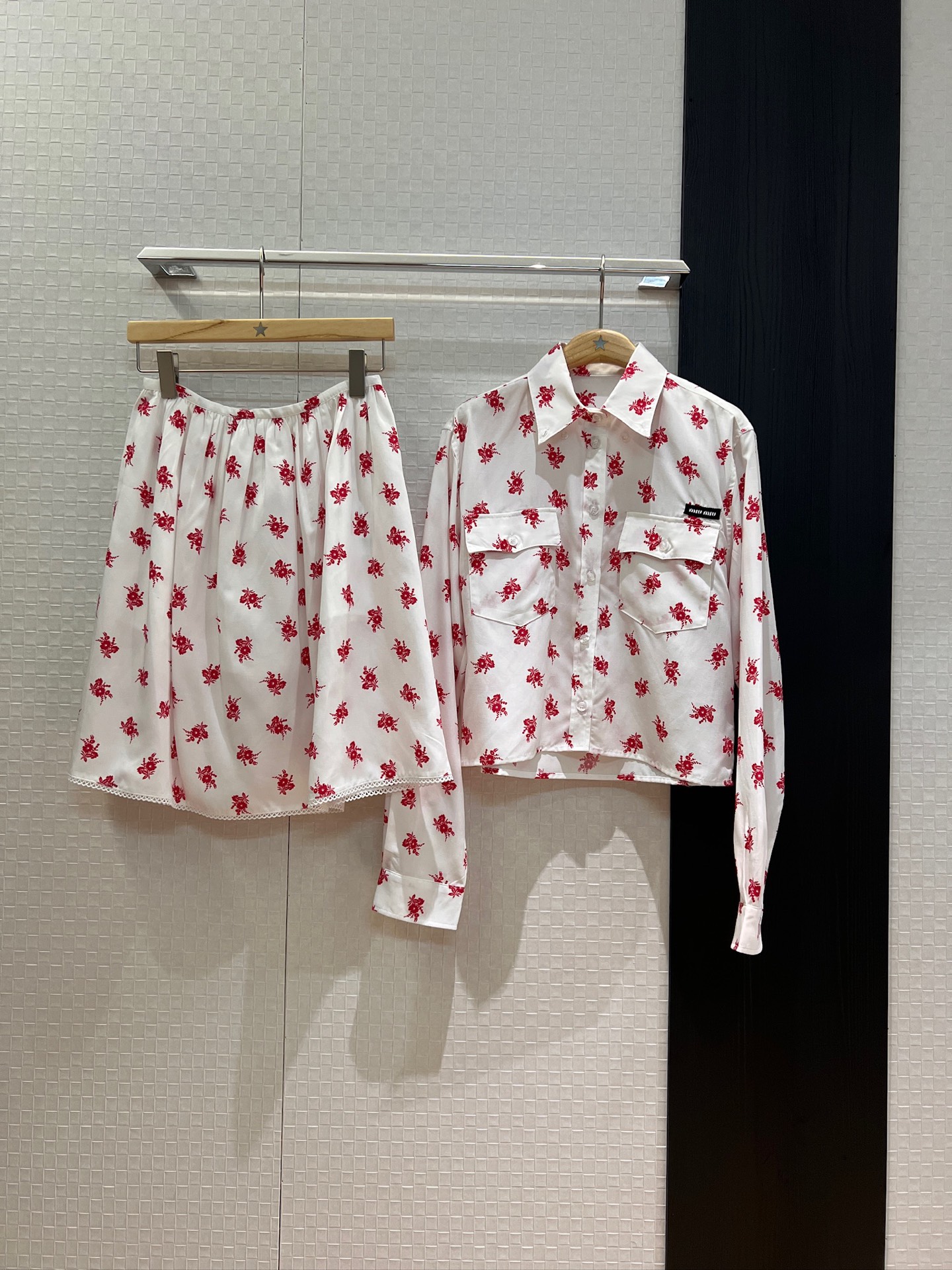 NO:435751,Top, new style of skirt, same style as stars, lace decoration, printed short long-sleeved shirt, miu style lace skirt, small logo label, chest work pocket decoration, college age reduction, casual and versatile, red brown, SML,,miumiu, skirts, alexander wang19860909上衣 半裙新款明星同款 蕾丝花边装饰 印花短款长袖衬衣miu式花边半裙 小logo标签 胸前工装口袋装饰学院减龄 休闲百搭 红色咖色 SML,,miumiu,skirts,alexander wang,Women's clothing