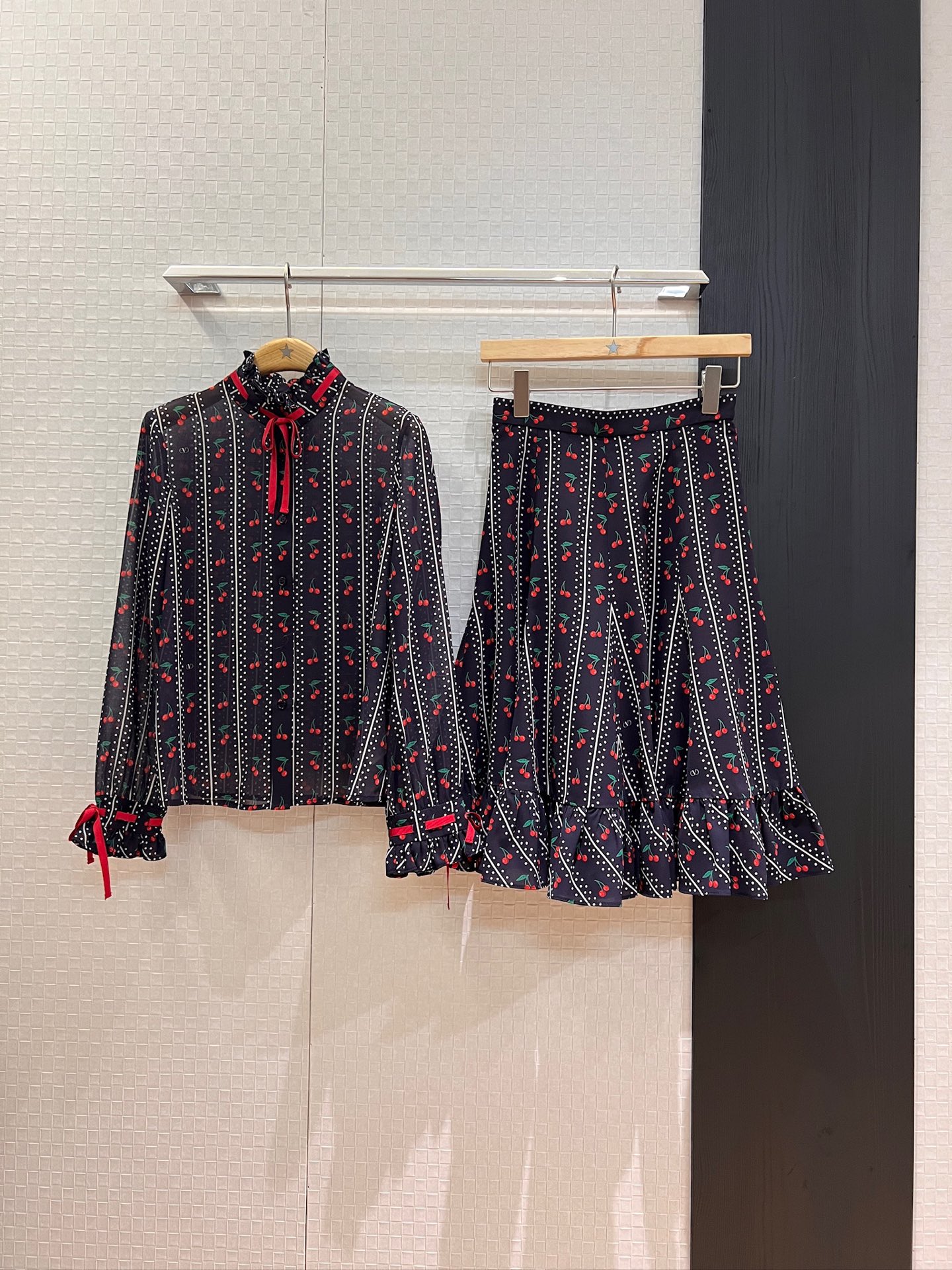 NO:435757,Top, new style of Yang Zi, same style of cherry printed fungus lace shirt, cherry ruffled fishtail skirt, red ribbon decorative top, micro perspective, elegant temperament, sweet and age-reducing SML, skirts, alexander wang19860909上衣 裙子新款杨紫同款 樱桃印花木耳花边衬衣樱桃荷叶边鱼尾半裙 红色丝带装饰上衣微透视 优雅气质 甜美减龄 SML,,skirts,alexander wang,Women's clothing