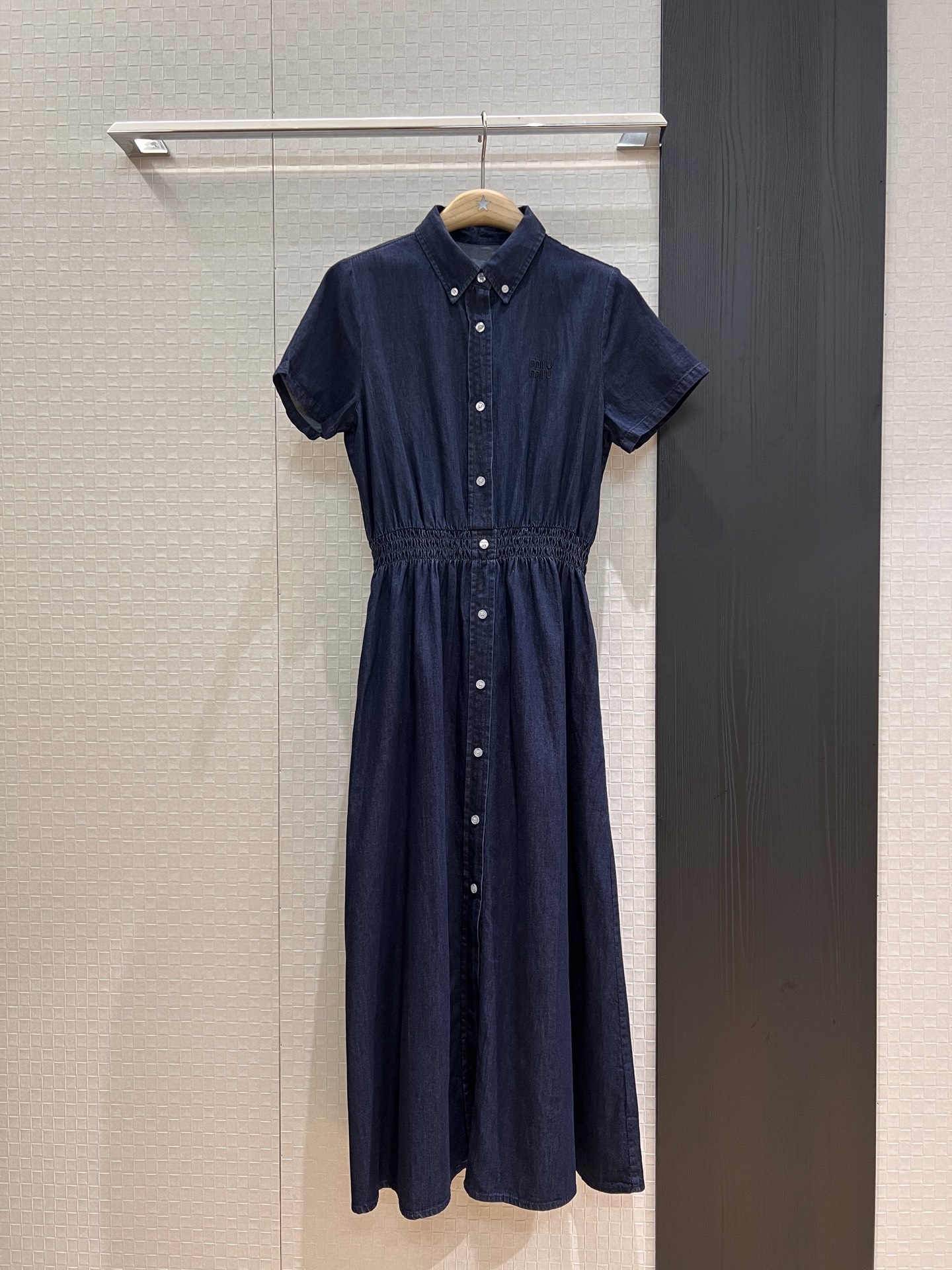 NO:435763,New style recommended embroidered logo letter lapel denim breasted dress with elastic waist design. Must-have for wearing on both sides of the pockets. Casual age-reducing SML,,miumiu, skirts,alexander wang19860909新款推荐刺绣logo字母翻领牛仔排扣连衣裙打揽松紧收腰设计 两侧口袋miu式穿搭必备 休闲减龄 SML,,miumiu,skirts,alexander wang,Women's clothing
