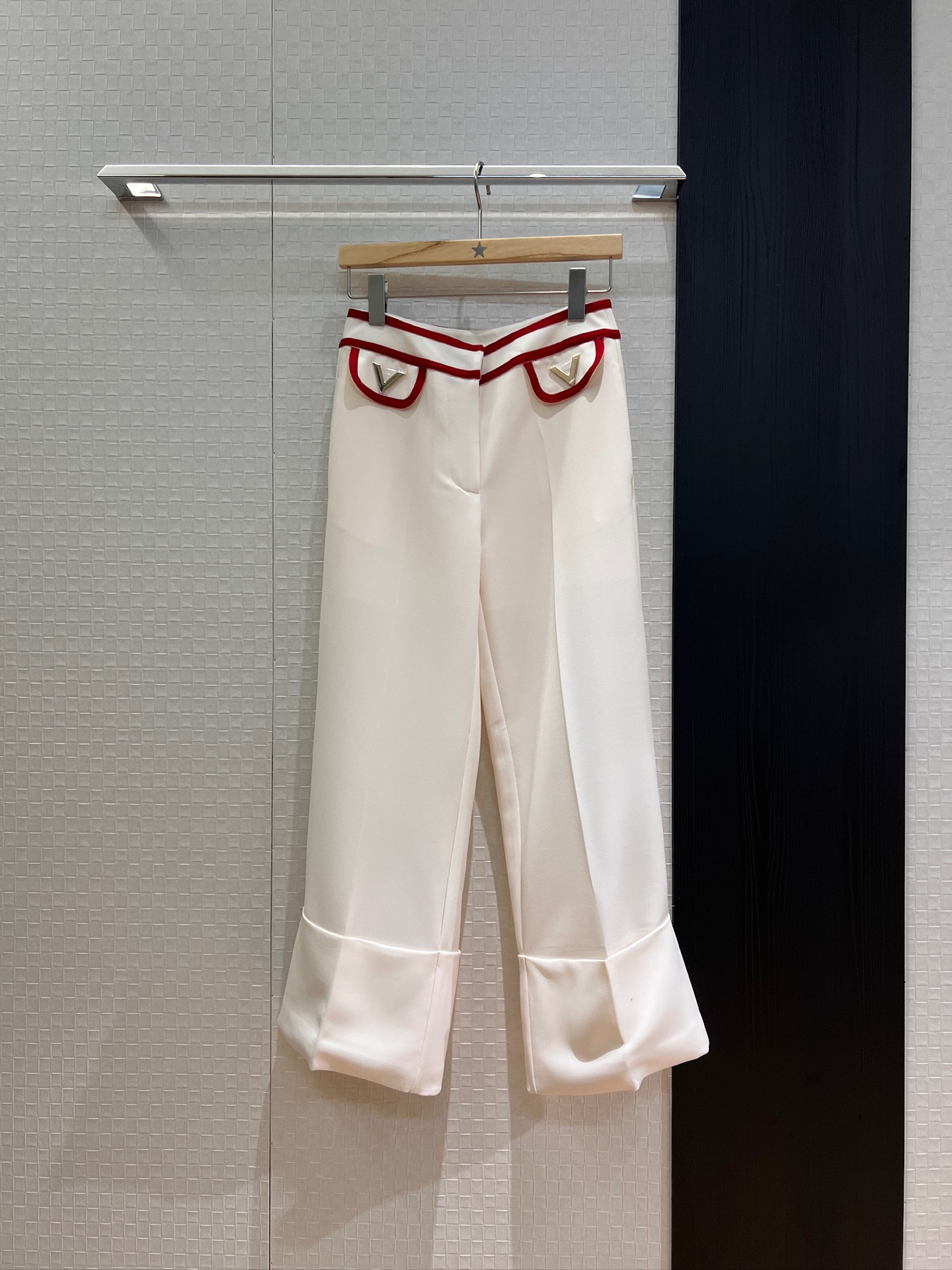 NO:436073,New wide-edged red webbing wide-leg straight-leg casual pants, classic V letter metal buckle decoration, casual and versatile, fashionable and lazy, matched with cherry shirt SML, alexander wang19860909新款宽边拼红色织带阔腿直筒休闲裤 经典V字母金属扣装饰 休闲百搭 时尚慵懒 搭配樱桃衬衣SML,,alexander wang,Women's clothing
