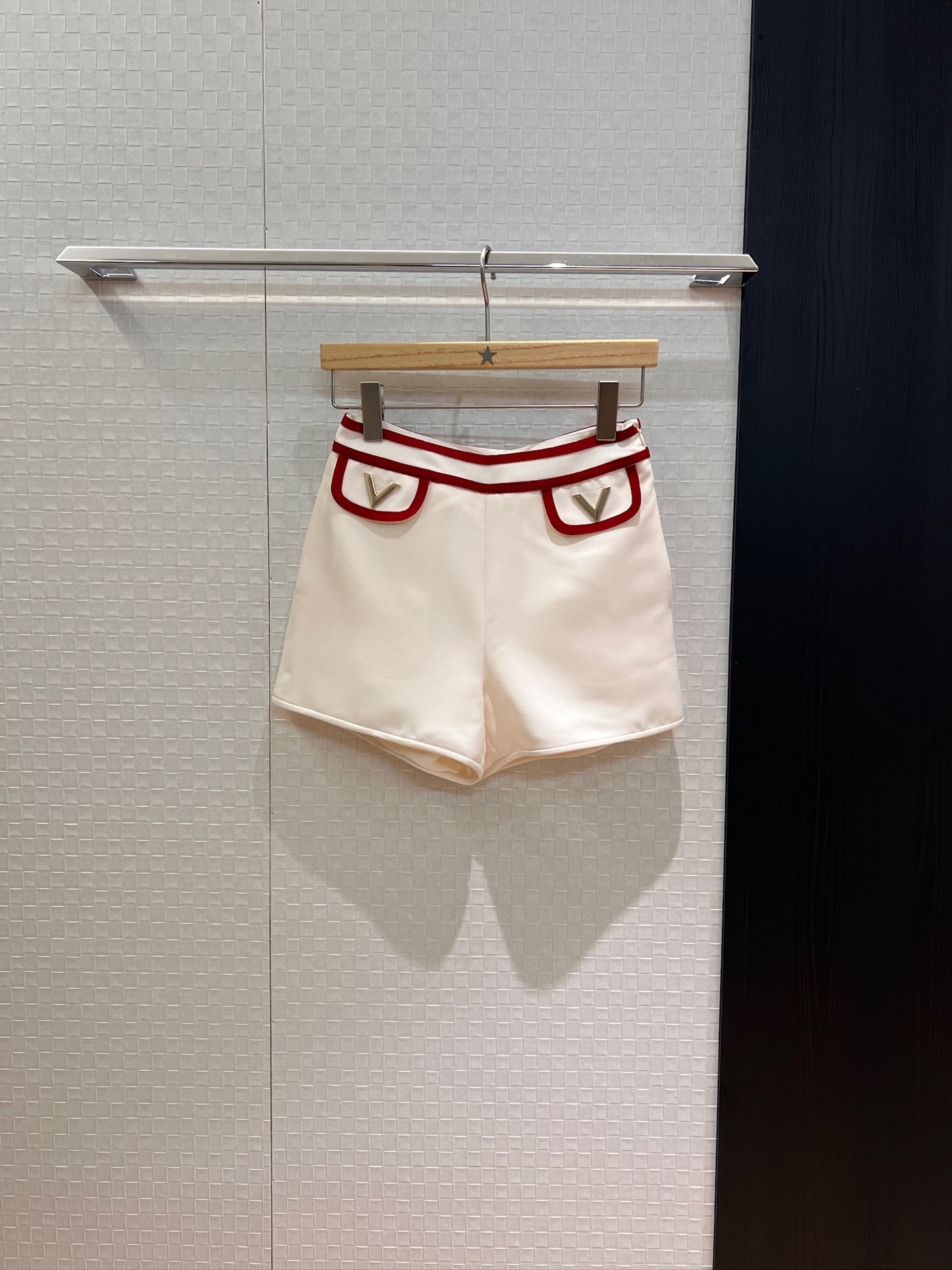 NO:436077,The same style of the new style Lin Chiling, classic V letter metal button decorative red-edged shorts can be matched with a cherry shirt, a must-have for age reduction, casual and versatile, fashionable and lazy SML, shorts, alexander wang19860909新款林志玲同款 经典V字母金属扣装饰红边短裤可搭樱桃衬衣 减龄必备 休闲百搭 时尚慵懒SML,,shorts,alexander wang,Women's clothing