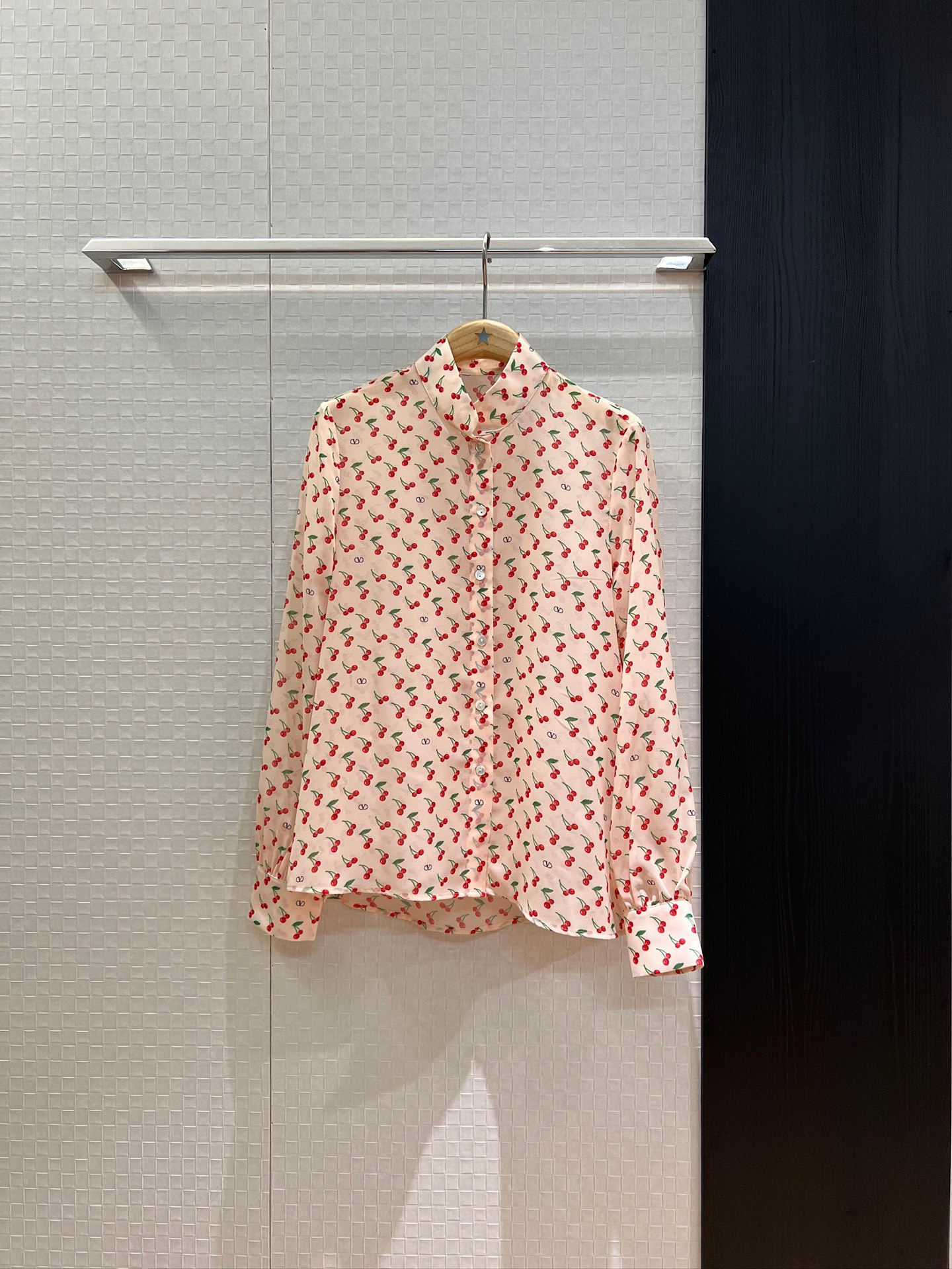 NO:436080,The same style as Lin Chiling, cherry printed stand-up collar shirt, positioning V letter logo, must-have for age reduction, sweet and versatile, match the same series of shorts, SML, shorts, alexander wang19860909新款林志玲同款 樱桃印花立领衬衣 定位V字母logo减龄必备 甜美百搭 搭同系列短裤SML,,shorts,alexander wang,Women's clothing