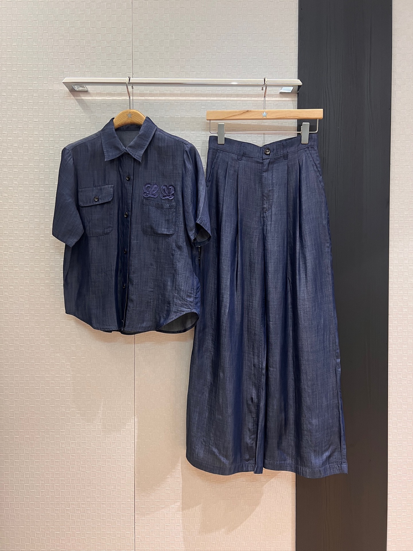 NO:436098,Shirt, pants, new style embroidered wool logo badge, Tensi denim suit, work pocket, denim short-sleeved shirt, denim wide-leg pants, vacation and casual, versatile, lazy age-reducing SML.,,T-shirt,alexander wang19860909衬衣 裤子新款刺绣毛线logo徽章天丝牛仔套装 工装口袋牛仔短袖衬衣牛仔阔腿裤 度假休闲 百搭必备 慵懒减龄SML .,,T-shirt,alexander wang,Women's clothing
