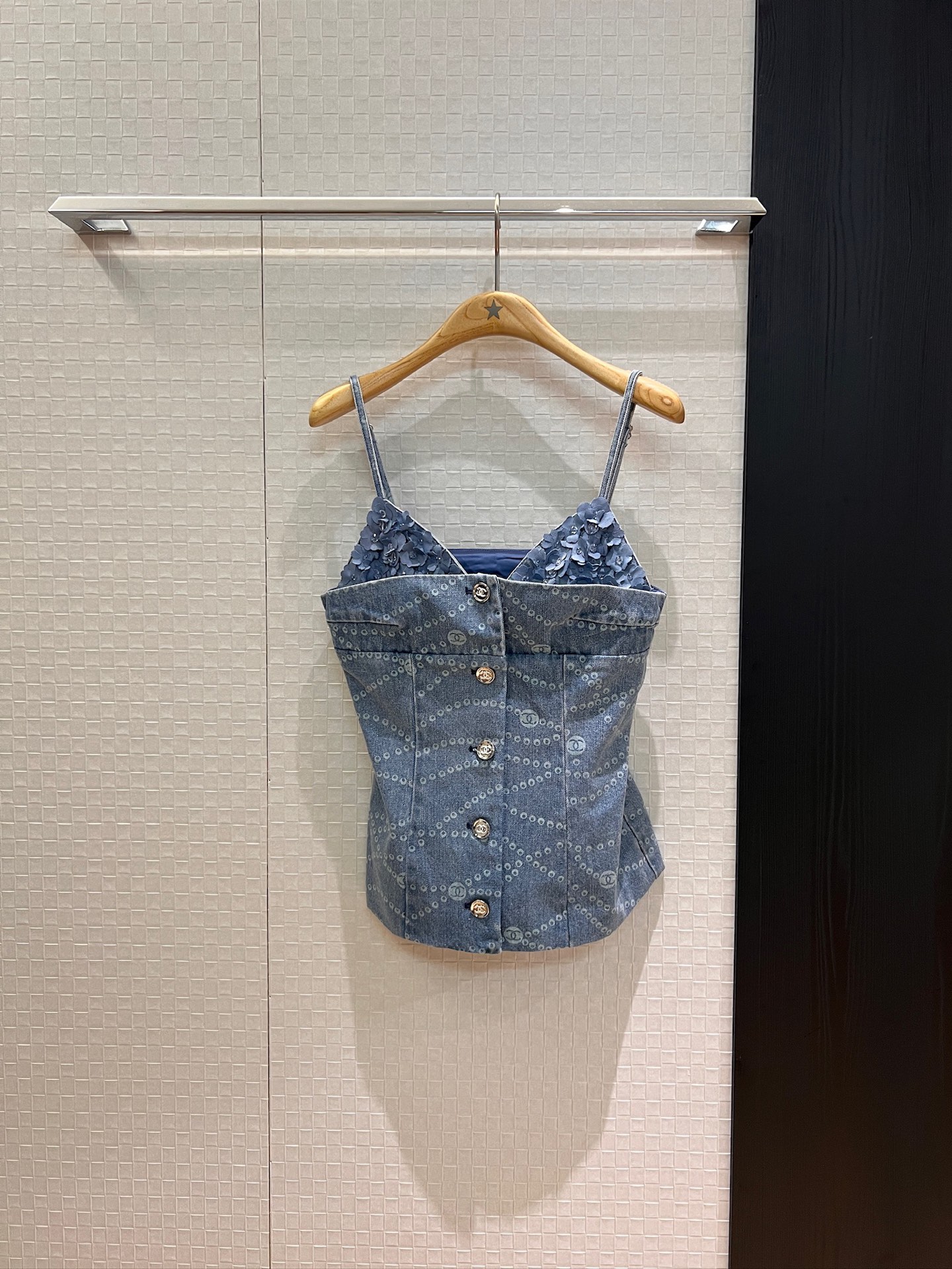 NO:436104,New heavy-duty hand-sewn staple beads spliced ​​with three-dimensional flowers fake two pieces Denim suspender top double C chain prints Venus tube top slim fit and slim Elegant and sexy SML suspender, alexander wang19860909新款重工手缝钉珠 拼接立体花朵假两件 牛仔吊带上衣双C链条印花 封神抹胸 修身显瘦 优雅性感 SML 吊带,,alexander wang,Women's clothing