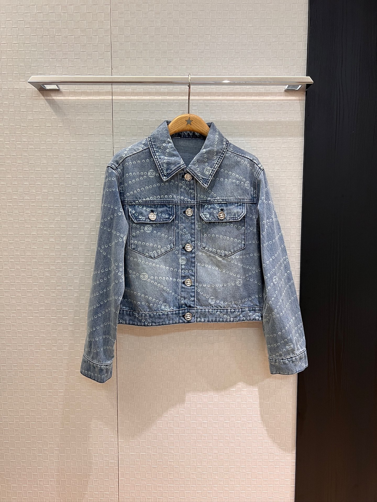 NO:436081,New double C chain printed denim jacket hardware accessories mold opening sweet and cool versatile, must-have light blue washing water for age reduction SML, jackets & coats, alexander wang19860909新款双C链条印花牛仔外套五金配件开模 甜酷百搭 减龄必备浅蓝洗水 SML,,jackets & coats,alexander wang,Women's clothing