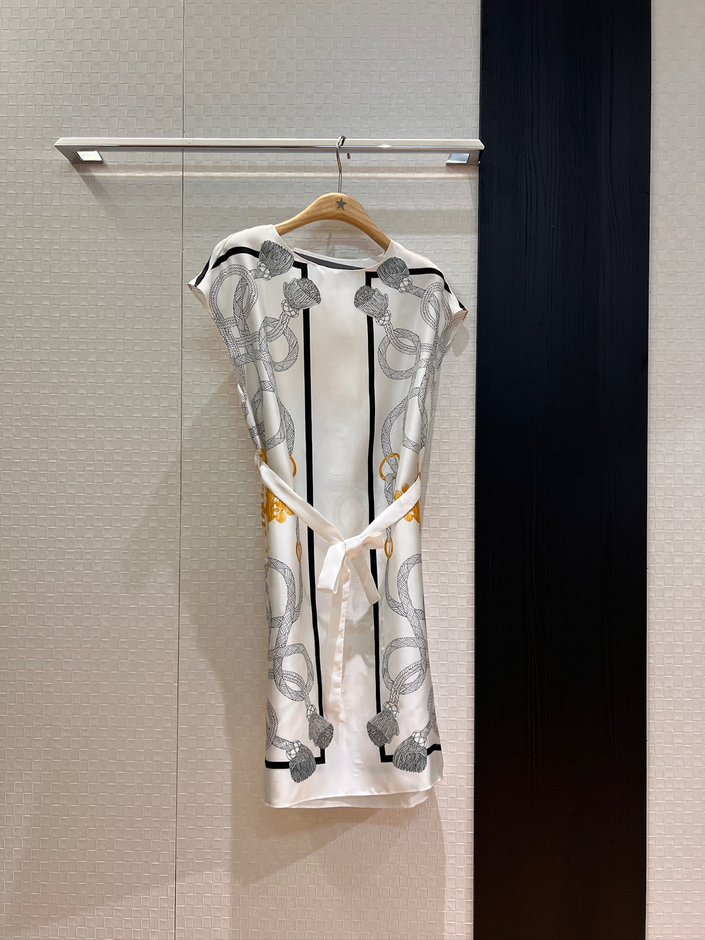 NO:436459,New positioning printed heavy silk twill dress with round neck and shoulders, straight belt tied waist to close waist and make you look slim, hem slit, loose casual and lazy vacation, temperament and age-reducing black and white S-XL, skirts, real silk, alexander wang19860909新款定位印花重磅真丝斜纹连衣裙 圆领落肩 直筒系腰带收腰显瘦 下摆开叉 宽松休闲慵懒度假 气质减龄 黑色白色 S-XL,,skirts,real silk,alexander wang,Women's clothing