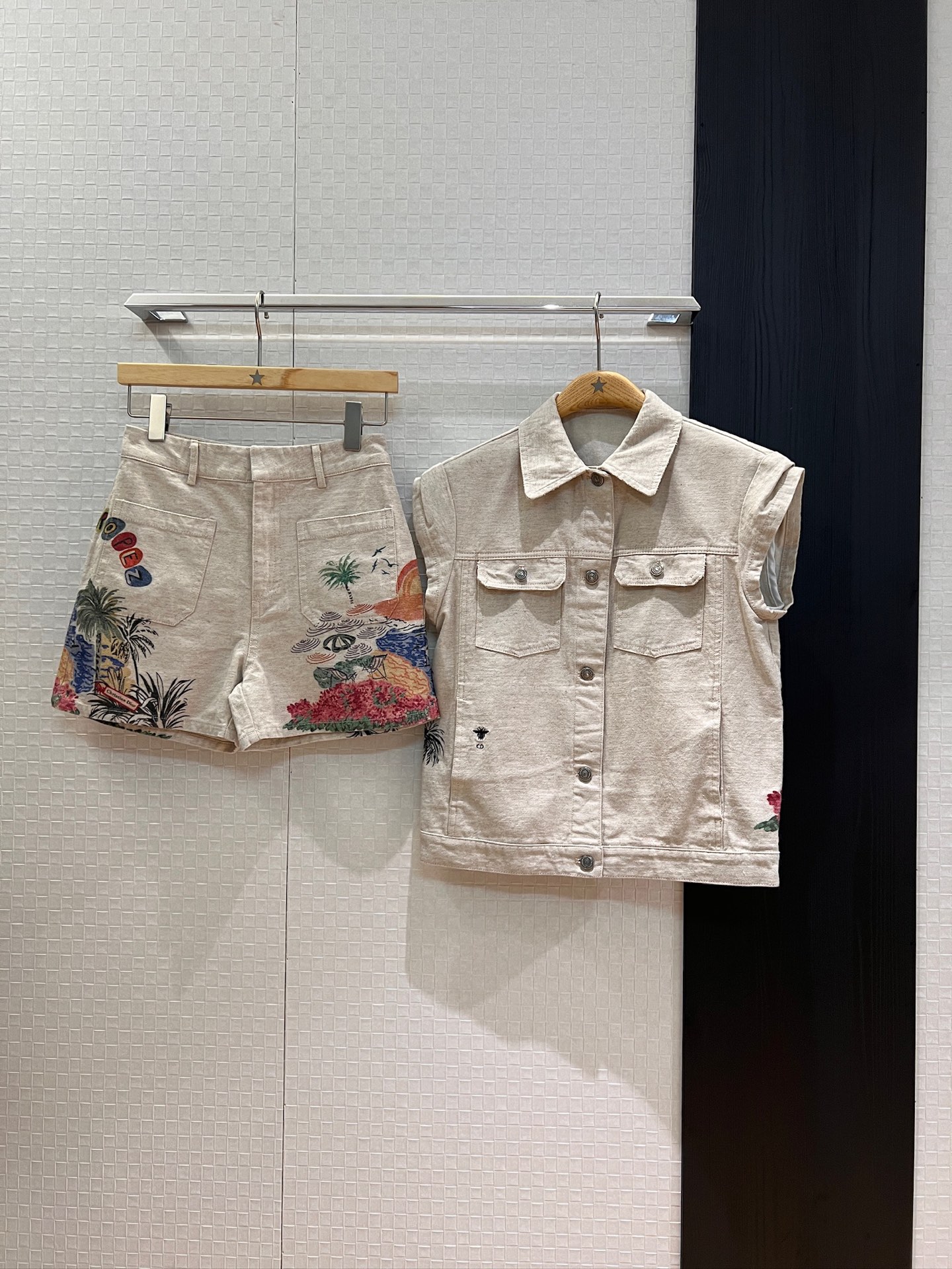NO:436470,Vest shorts new souvenir city limited series vacation island coconut print original color cotton linen vest top lapel lapel shoulder loose and relaxed age-reducing versatile shorts can be matched with the same shorts SML, shorts, alexander wang19860909马甲 短裤新款souvenir城市限定系列度假海岛椰树印花原色棉麻马甲坎肩上衣翻领落肩 宽松休闲 减龄百搭 可搭同款短裤 SML,,shorts,alexander wang,Women's clothing