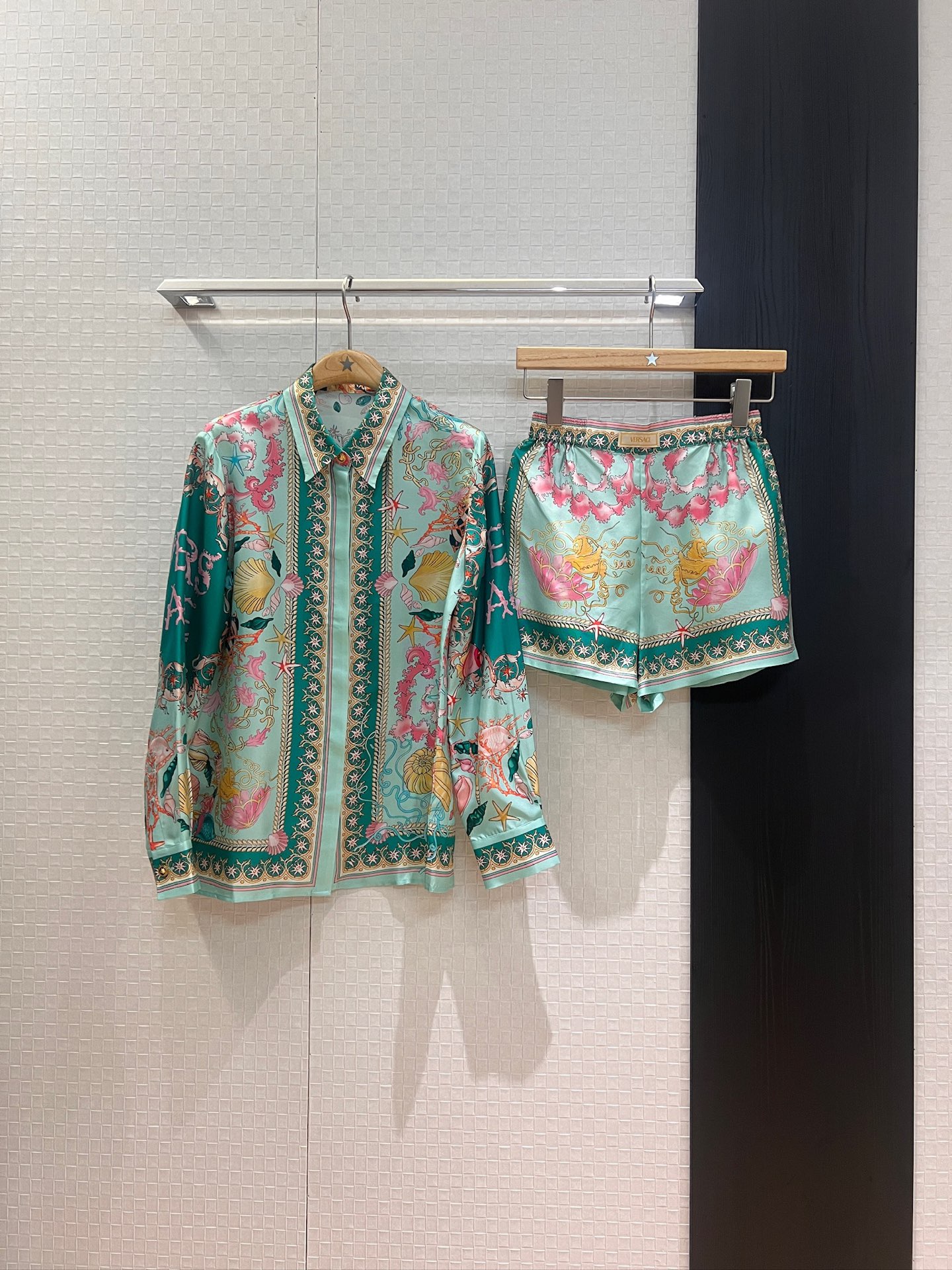 NO:436461,Shirts, shorts, new style, starfish, shell positioning, silk twill shirt, positioning, silk shorts, elastic waist, pockets on both sides, commuting routine, beautiful green, medusa buttons, logo label decoration, temperament and age-reducing, can be worn in one set or separately S-XL,, shorts, real silk, alexander wang19860909衬衣 短裤新款海星贝壳定位印花真丝斜纹衬衣定位花真丝短裤松紧腰 两侧有口袋 通勤常规 美腻绿色 美杜莎扣子 logo标签装饰 气质减龄 可一套或分开搭 S-XL,,shorts,real silk,alexander wang,Women's clothing