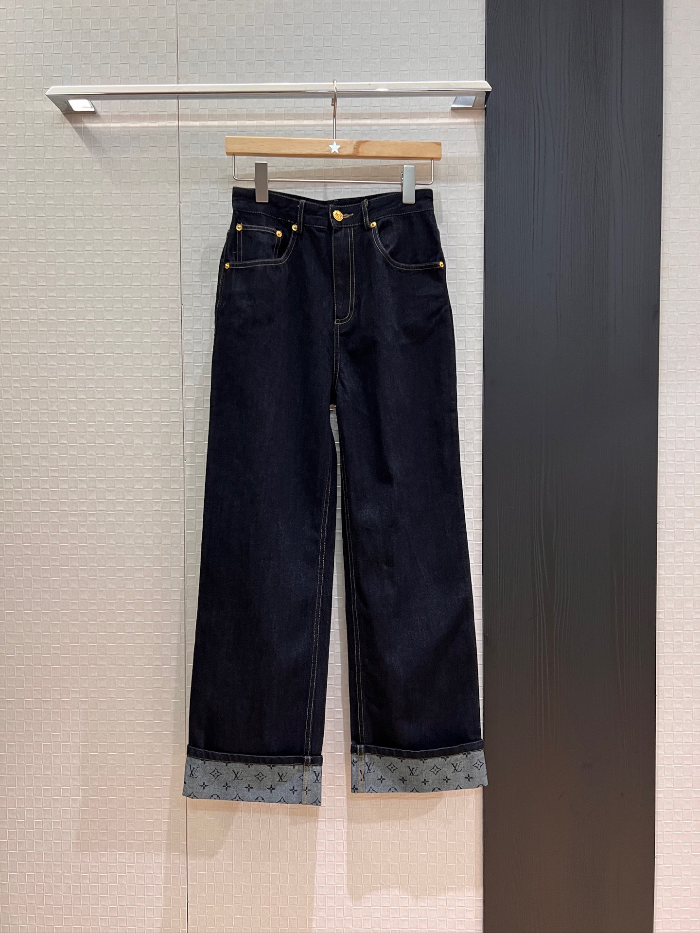 NO:436489,New style recommended Liu Yifei Zhou Dongyu same style, old-fashioned inner printed curled jeans, straight trousers casual and fashionable, simple design, age-reducing versatile hardware mold opening, trouser legs curled jeans, same denim suit SML, jeans, business suit, alexander wang19860909新款推荐刘亦菲 周冬雨同款 老花内里印花卷边牛仔裤 直筒裤休闲时尚 简约设计 减龄百搭五金开模 裤脚卷边 搭同款牛仔西装 SML,,jeans,business suit,alexander wang,Women's clothing