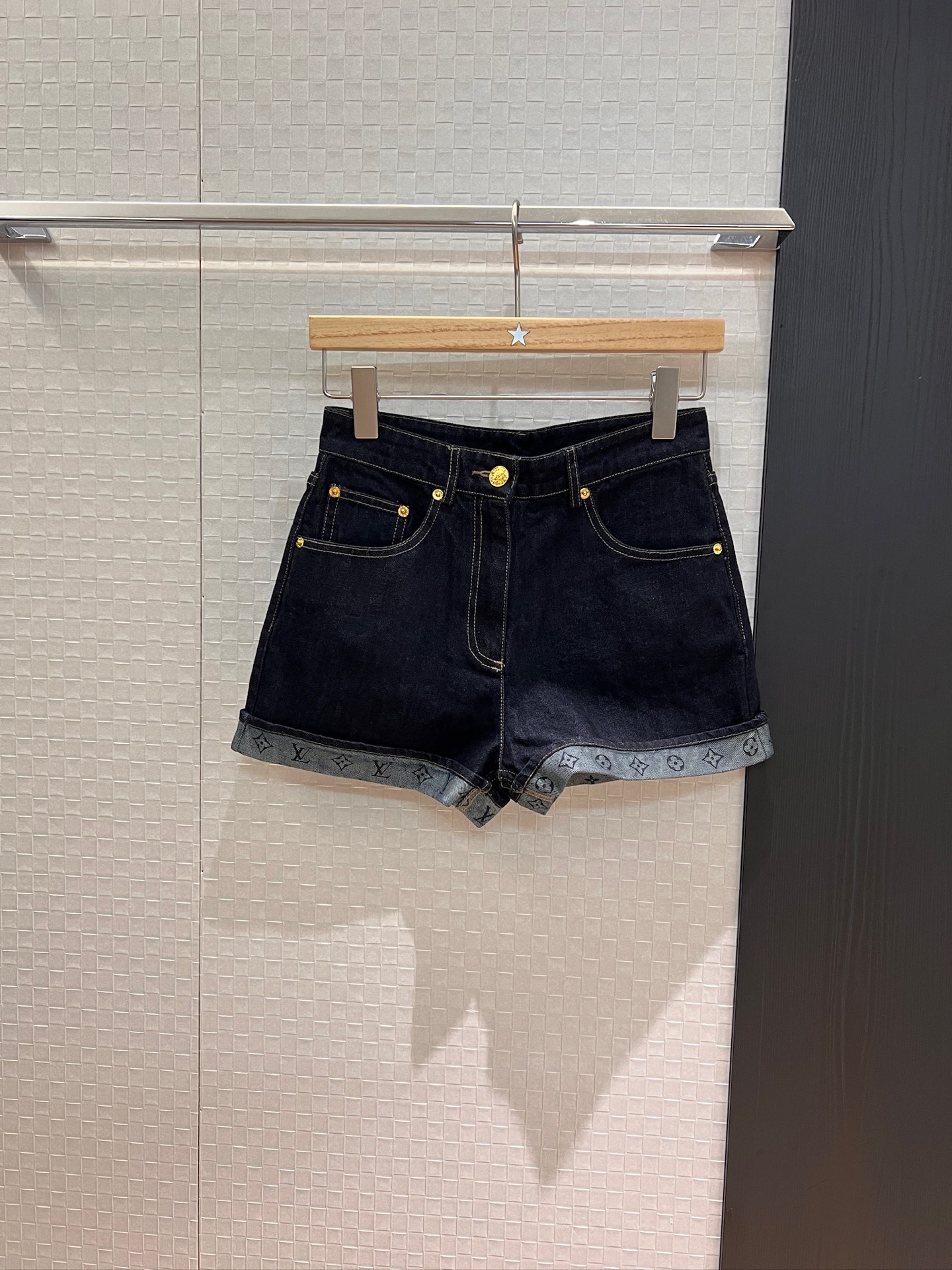 NO:436495,New style recommended old-fashioned inner printed curly edge fixing denim shorts casual and fashionable simple design age-reducing versatile hardware mold opening trouser legs curly edges match the same denim suit SML, shorts, business suit, alexander wang19860909新款推荐老花内里印花卷边固定 牛仔短裤 休闲时尚 简约设计 减龄百搭五金开模 裤脚卷边 搭同款牛仔西装 SML,,shorts,business suit,alexander wang,Women's clothing