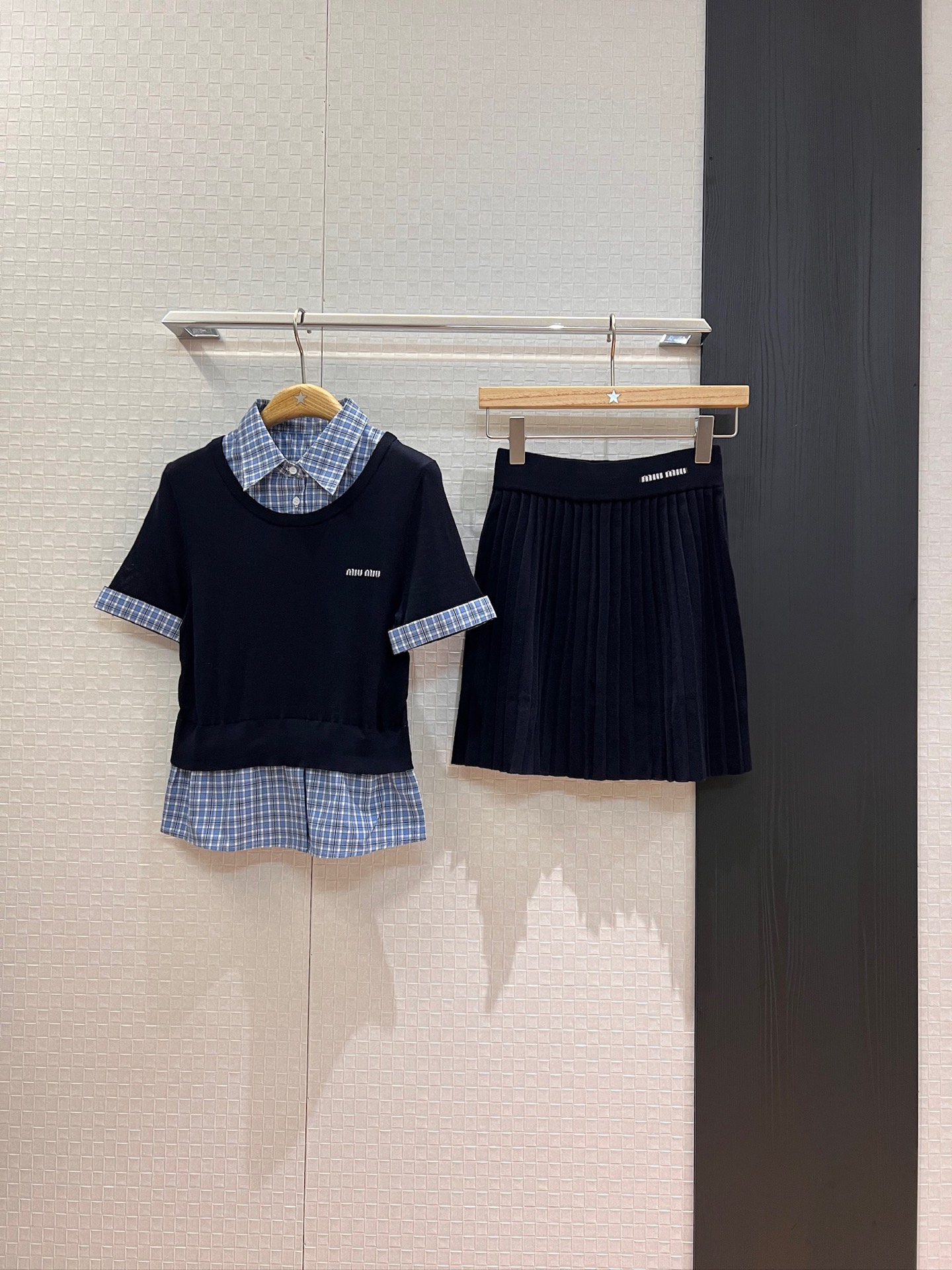 NO:436812,New lapel plaid splicing knitted fake two-piece suit Miu style outfit Lapel short-sleeved top knitted pleated skirt Embroidered logo letter decoration Cute age-reducing college style Gray dark blue, Miumiu, skirts, T-shirt, alexander wang19860909新款翻领格纹拼接针织假两件套装 Miu式穿搭 翻领短袖上衣针织百褶半裙 刺绣logo字母装饰 可爱减龄学院风必备 灰色深蓝,,miumiu,skirts,T-shirt,alexander wang,Women's clothing