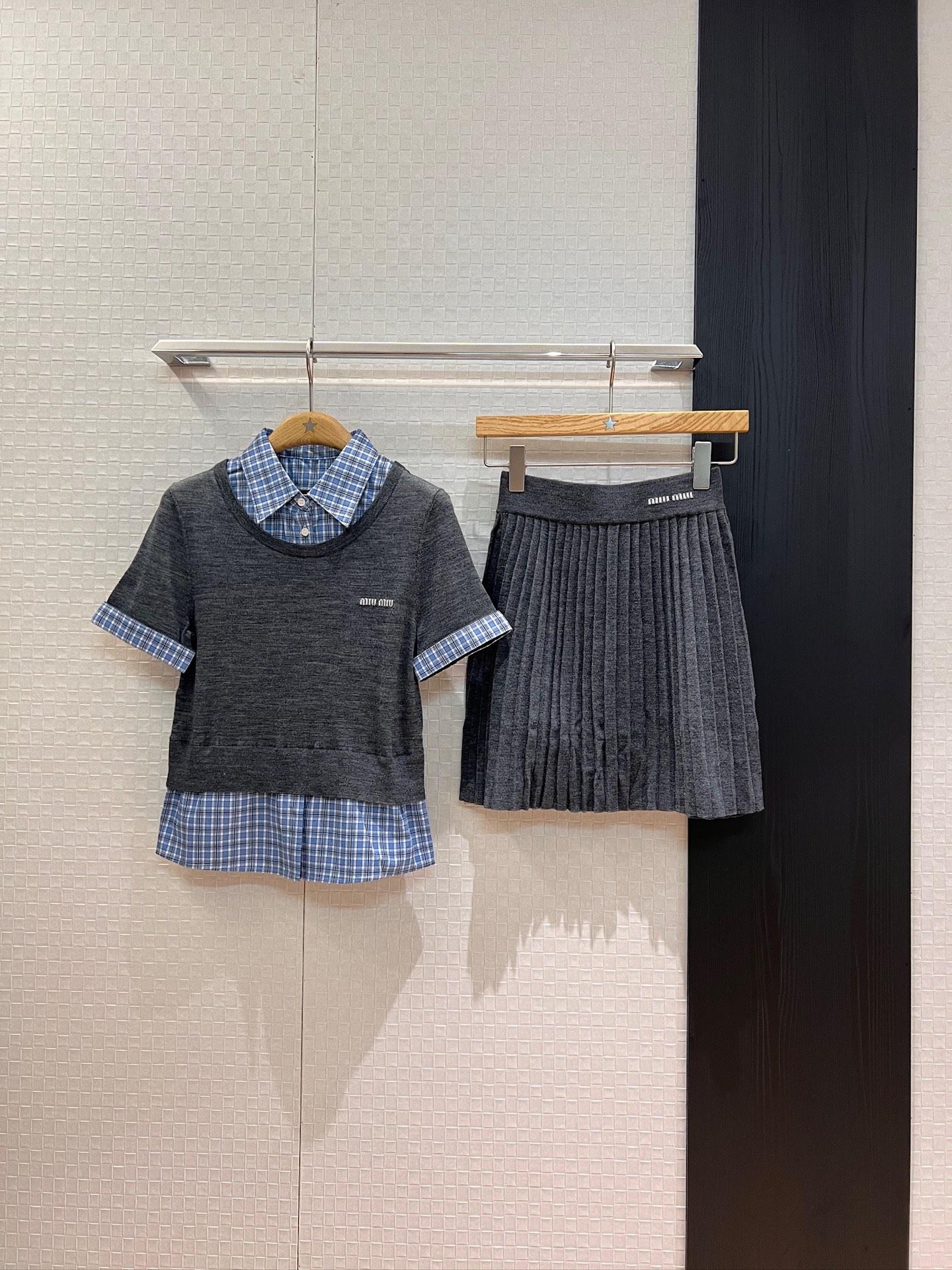 NO:436816,New lapel plaid splicing knitted fake two-piece suit Miu style outfit Lapel short-sleeved top knitted pleated skirt Embroidered logo letter decoration Cute age-reducing college style Gray dark blue, Miumiu, skirts, T-shirt, alexander wang19860909新款翻领格纹拼接针织假两件套装 Miu式穿搭 翻领短袖上衣针织百褶半裙 刺绣logo字母装饰 可爱减龄学院风必备 灰色深蓝,,miumiu,skirts,T-shirt,alexander wang,Women's clothing