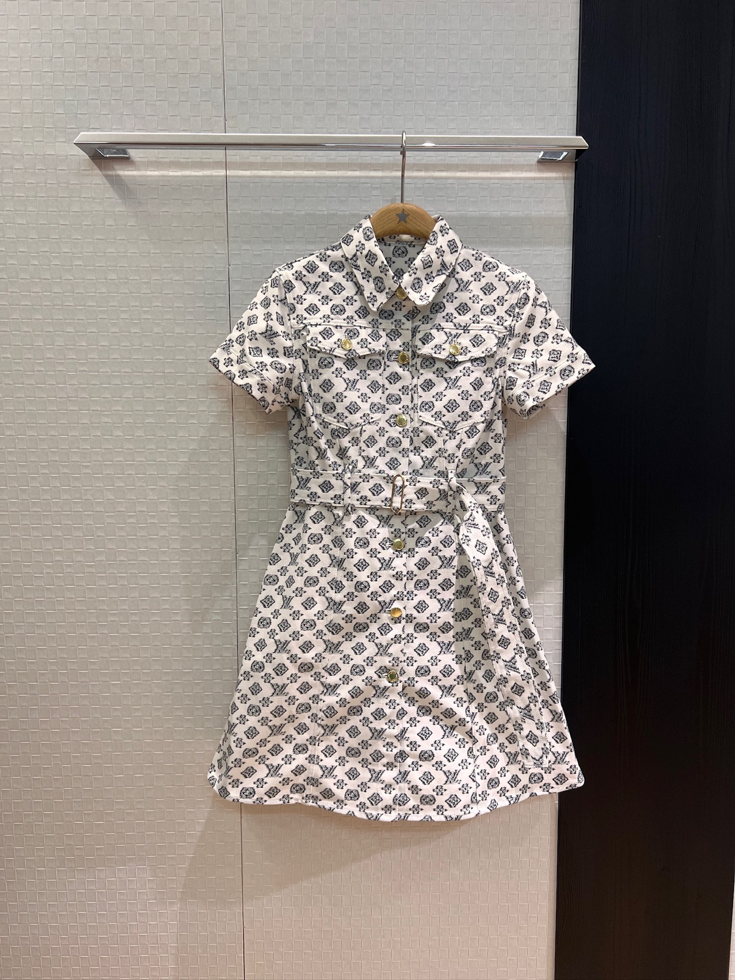 NO:436797,New old-fashioned white lapel denim dress with chest pocket decoration, belt, breasted design, hardware accessories mold opening, casual and age-reducing, versatile and not picky SML, skirts, alexander wang19860909新款老花白色翻领牛仔连衣裙胸前口袋装饰 搭配腰带 排扣设计五金配件开模 休闲减龄 百搭不挑人 SML,,skirts,alexander wang,Women's clothing