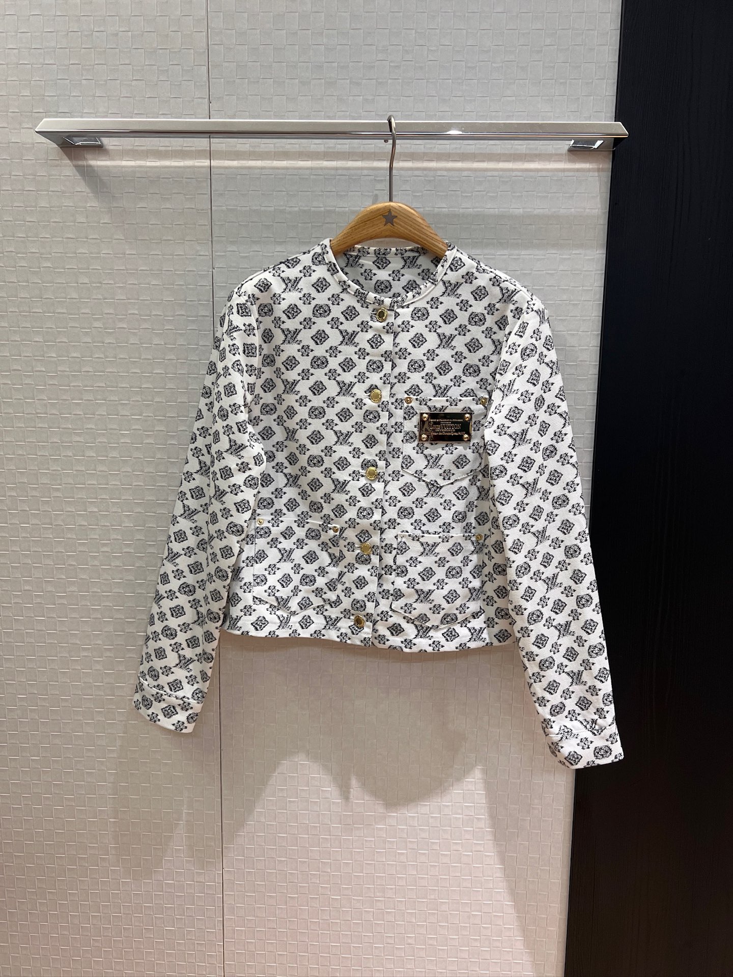 NO:436800,New style of old-fashioned white round neck denim jacket logo metal brand decoration loose and casual, paired with the same shorts and trousers fashionable and age-reducing SML, shorts, jackets & coats, alexander wang19860909新款老花白色圆领牛仔外套logo金属牌装饰 宽松休闲 搭同款短裤长裤时尚减龄 SML,,shorts,jackets & coats,alexander wang,Women's clothing