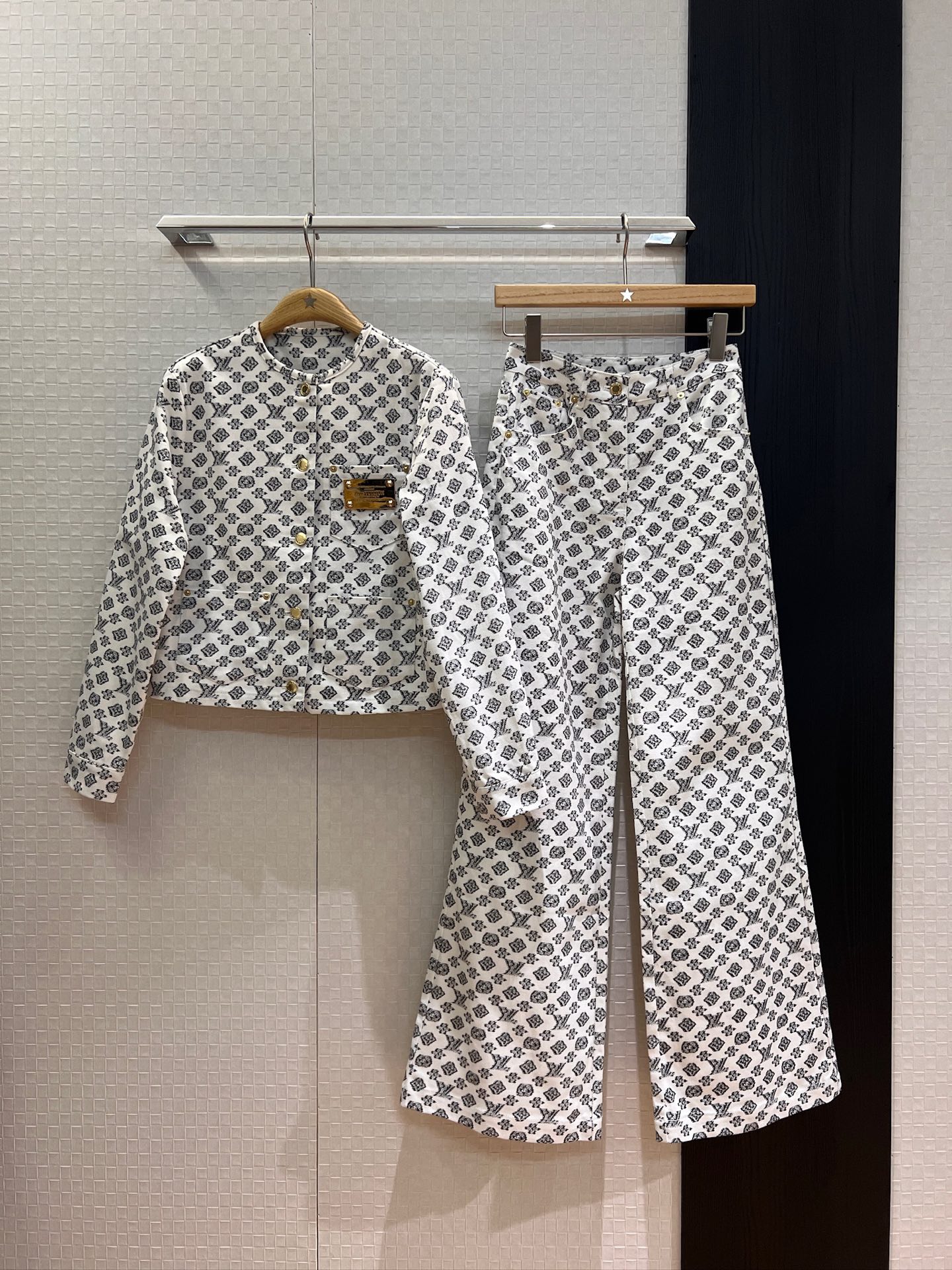 NO:436804,New style of old-fashioned white jeans straight-leg pants logo metal brand decoration hardware accessories mold opening casual and versatile fashion age-reducing loose slimming can be worn with the same jacket SML, jeans, jackets & coats, alexander wang19860909新款老花白色牛仔裤 直筒裤logo金属牌装饰 五金配件开模 休闲百搭 时尚减龄宽松显瘦 可搭同款外套 SML,,jeans,jackets & coats,alexander wang,Women's clothing