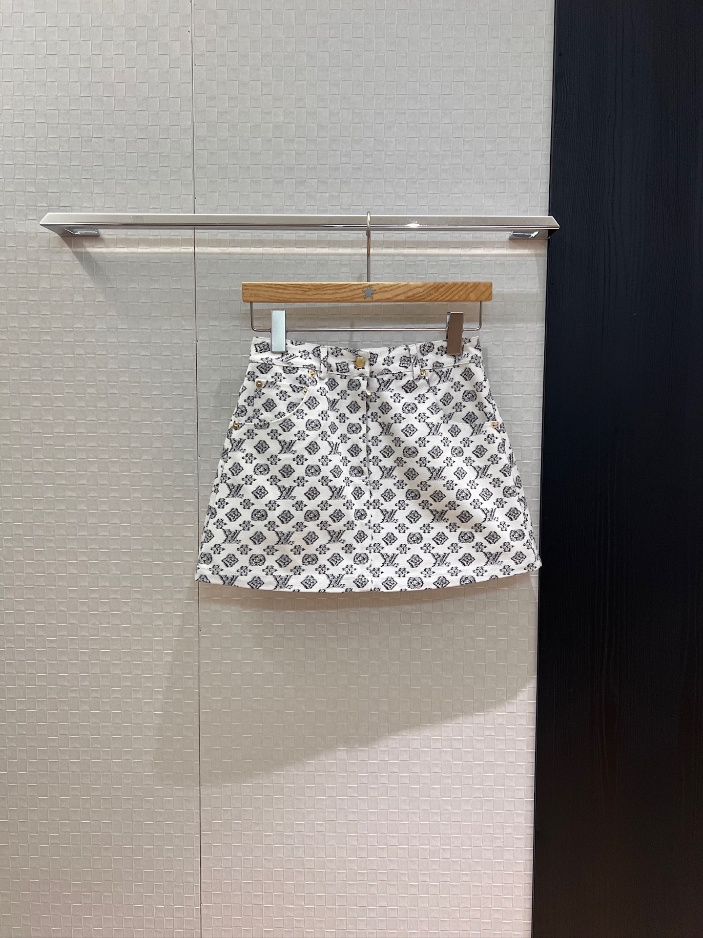 NO:436808,New old-fashioned white denim skirt A-line style logo metal brand decoration casual and versatile hardware accessories classic age-reducing must-have for wearing the same jacket SML, skirts, jackets & coats, alexander wang19860909新款老花白色牛仔半裙 A字版型 logo金属牌装饰休闲百搭 五金配件开模经典减龄必备 可搭同款外套 SML,,skirts,jackets & coats,alexander wang,Women's clothing