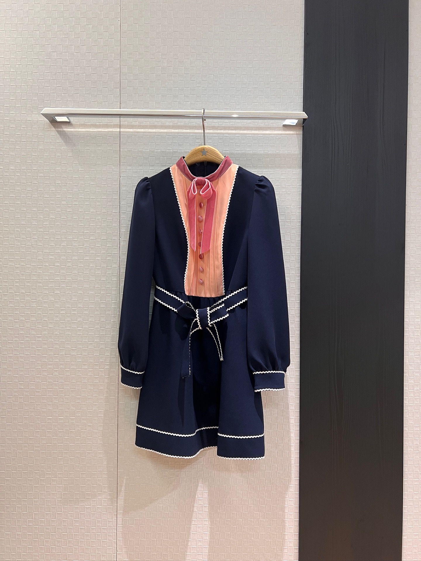 NO:436820,New velvet bow decoration, pink puff long-sleeved dress, white lace decoration design, sweet princess, temperament, age-reducing belt, waist-slimming, SML, skirts, alexander wang19860909新款丝绒蝴蝶结装饰 拼粉色泡泡长袖连衣裙白色花边装饰设计 甜美公主 气质减龄系腰带收腰显瘦 SML,,skirts,alexander wang,Women's clothing