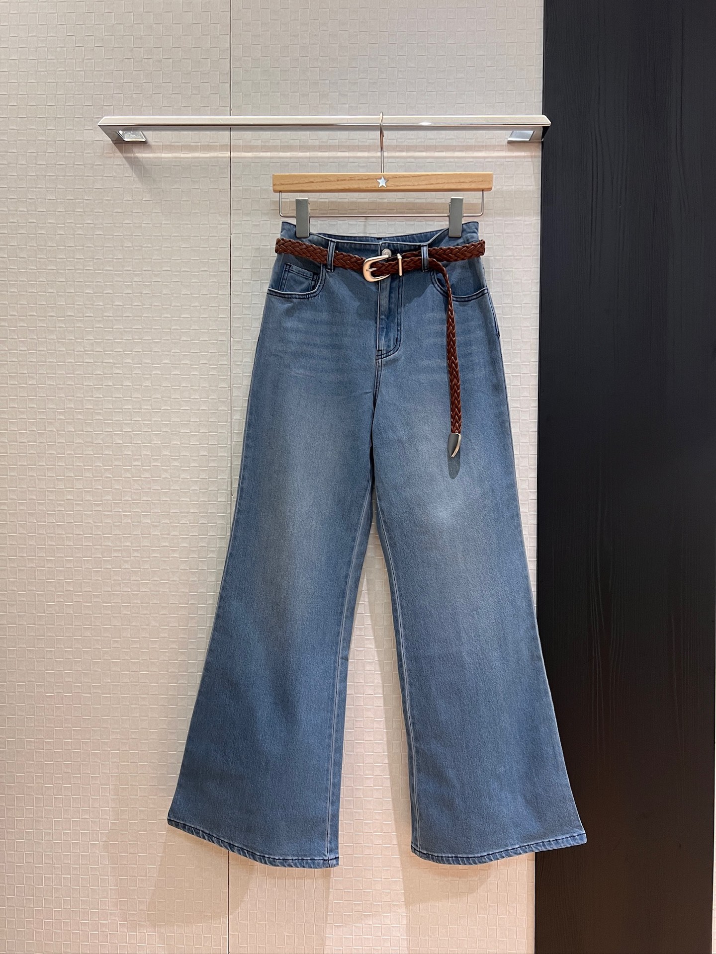 NO:436813,New minimalist wash water blue micro-flare wide-leg jeans delivery woven belt Simple and versatile casual and slim SML, jeans, alexander wang19860909新款极简洗水蓝色微喇叭 阔腿牛仔裤配送编织腰带 简约百搭 休闲显瘦SML,,jeans,alexander wang,Women's clothing